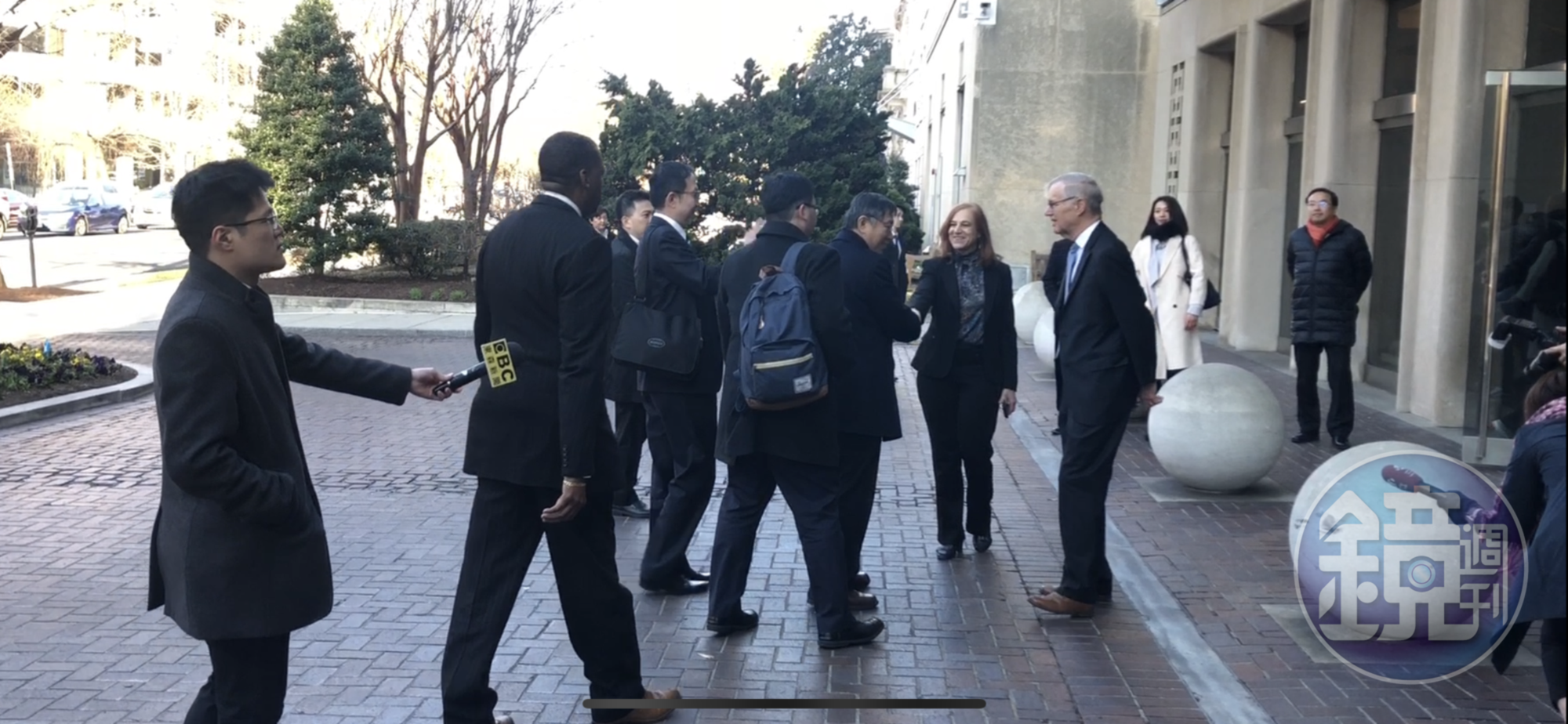 台北市長柯文哲抵達華府首站赴布魯金斯院與美方重要人士閉門會談，美國在台協會（AIT）前理事主席卜睿哲、美國國際與戰略研究中心（CSIS）亞洲資深顧問葛來儀親自迎接。（與柯握手者為葛來儀）