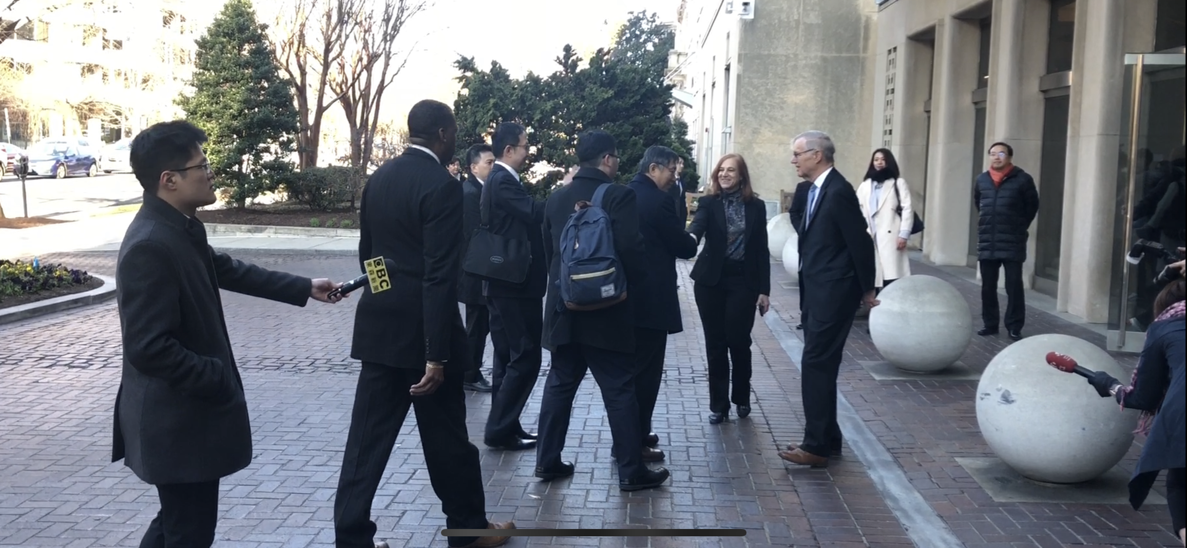 台北市長柯文哲抵達華府首站赴布魯金斯院與美方重要人士閉門會談，美國在台協會（AIT）前理事主席卜睿哲、美國國際與戰略研究中心（CSIS）亞洲資深顧問葛來儀親自迎接。（與柯握手者為葛來儀）