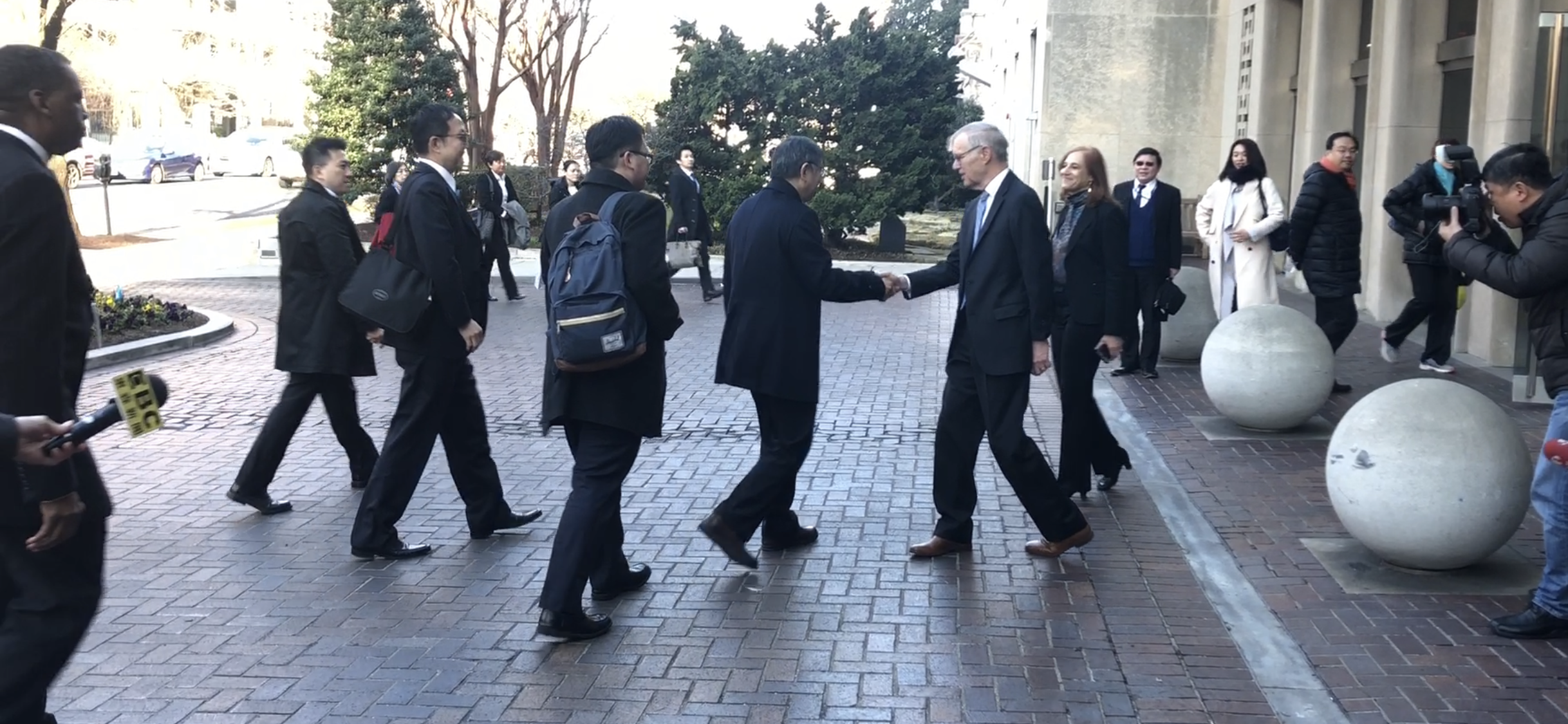 台北市長柯文哲抵達華府首站赴布魯金斯院與美方重要人士閉門會談，美國在台協會（AIT）前理事主席卜睿哲、美國國際與戰略研究中心（CSIS）亞洲資深顧問葛來儀親自迎接。（與柯握手者為卜睿哲）