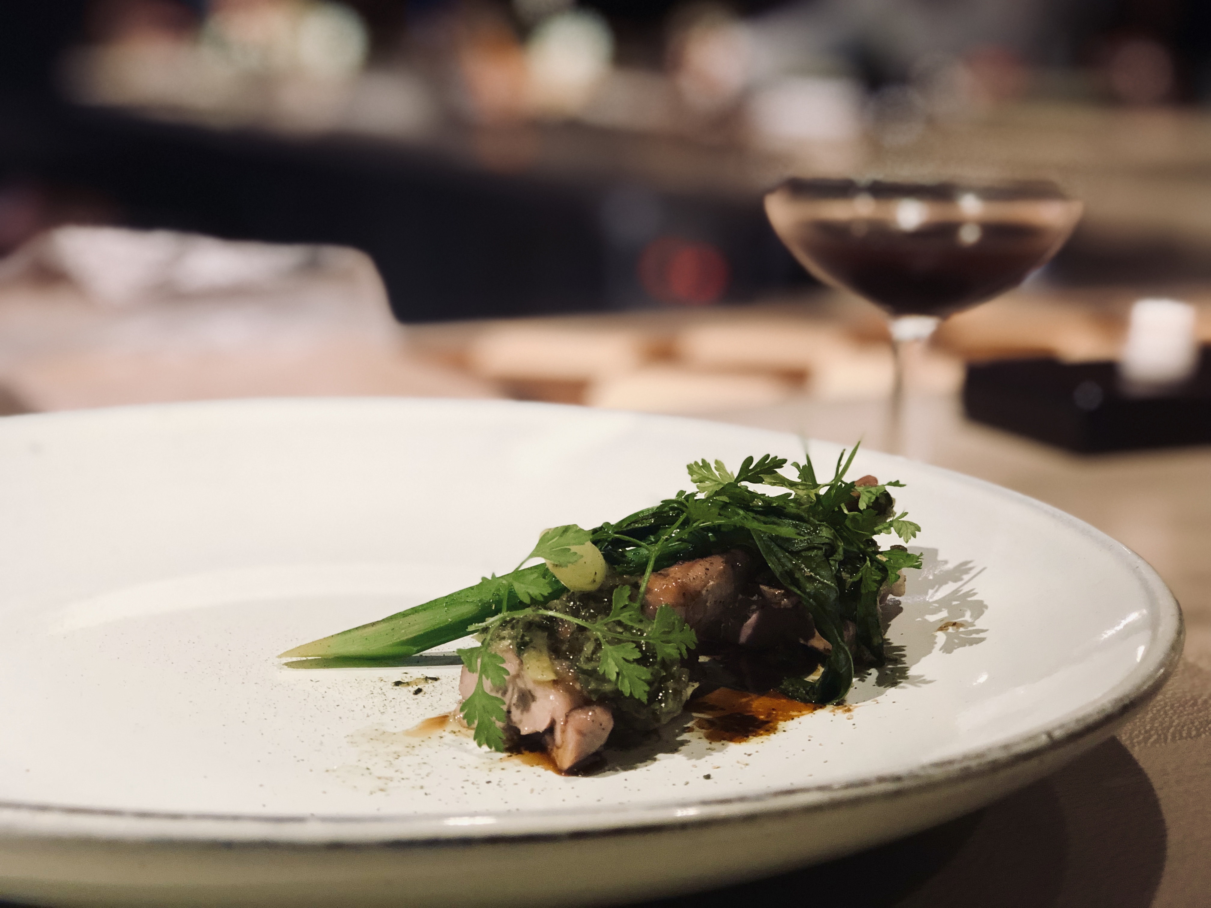 烤鵪鶉搭配雪裡紅青醬及酸甜感如炒繕魚的醬汁，調酒師以黑豆蘭姆酒、黑啤酒、純米吟釀製成的調酒相佐。