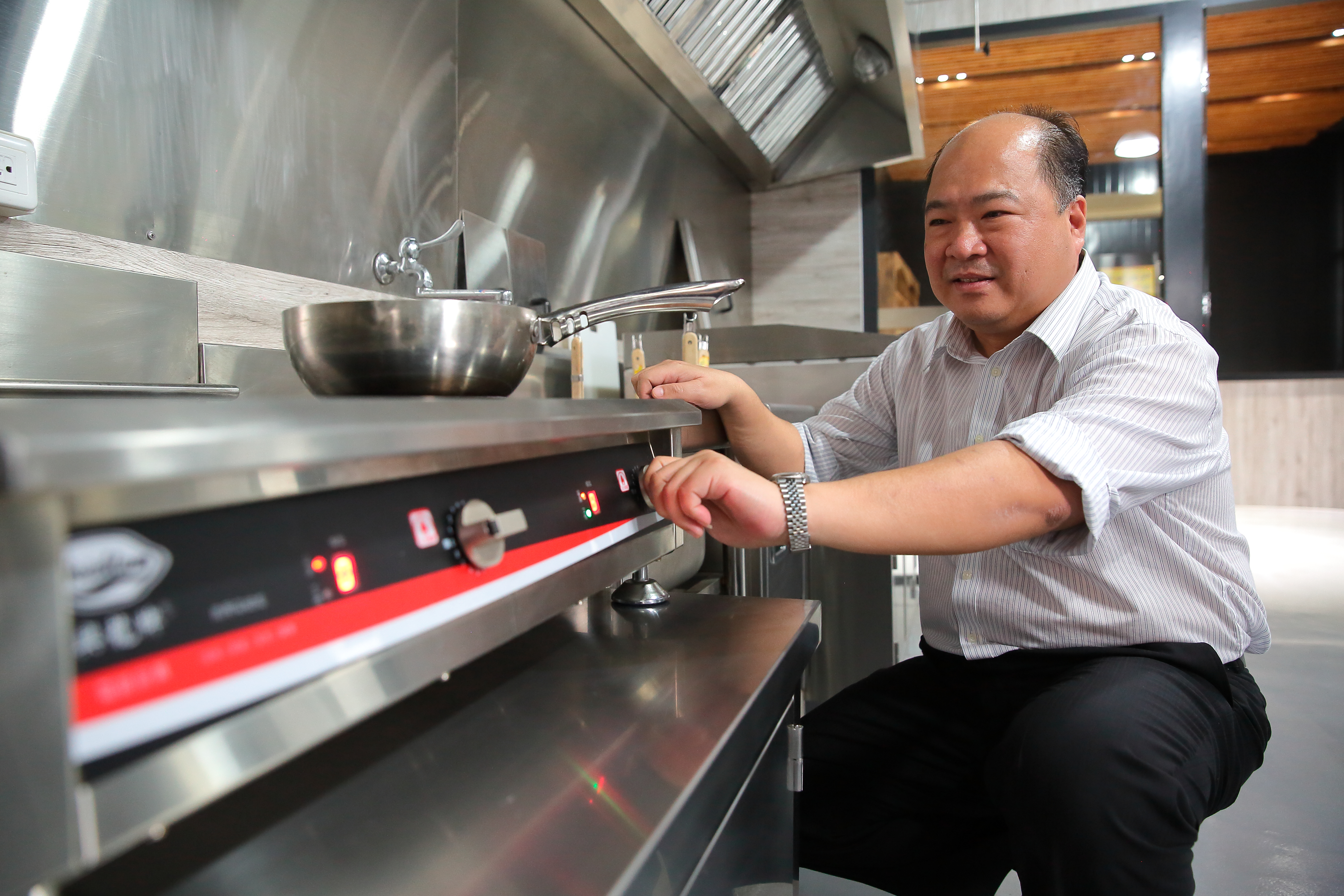 看準商業大樓、百貨公司規定不能使用明火，林永祥嗅到商用電磁爐商機，回台接班，讓低潮的家族事業成功轉型。