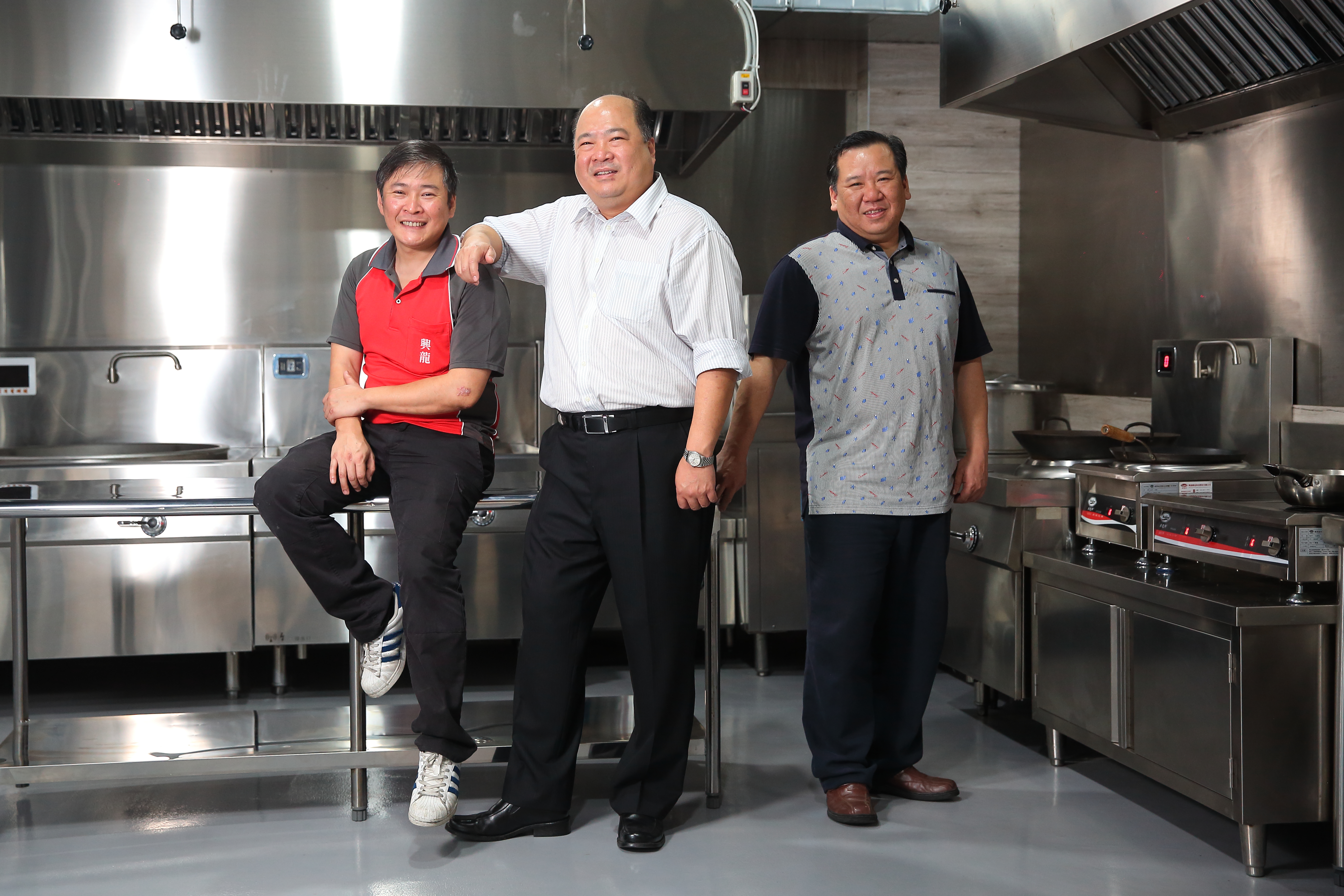 林永祥（中）、林永旻（右）、林庭毅（左）三兄弟感情緊密，攜手為公司轉型努力，成為商用電磁爐領頭羊。