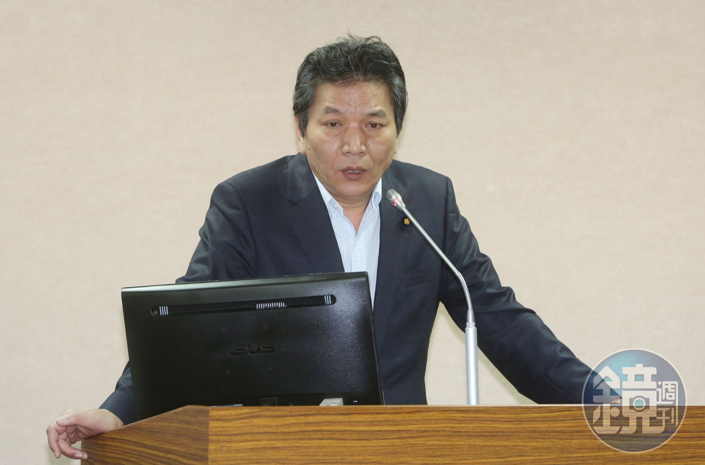 親民黨立委李鴻鈞表示，第一時間就辭退涉及性侵的服務處主任張書維。