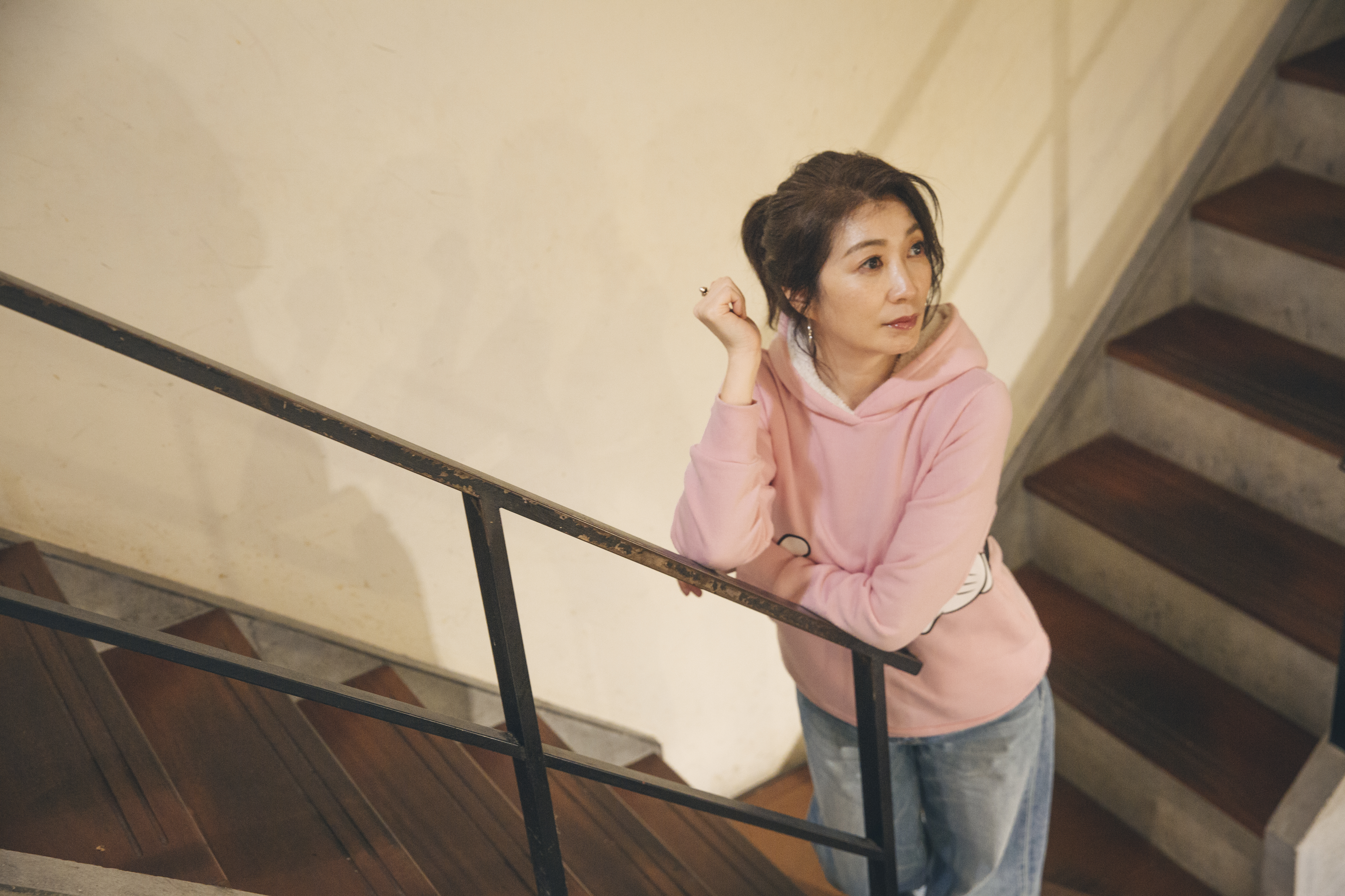 黃嘉千也是可以完全不搞笑，她會用很專業的態度跟你分析角色的心理，但是正經不到幾分鐘，下一句話又可以讓人笑到肚子痛。