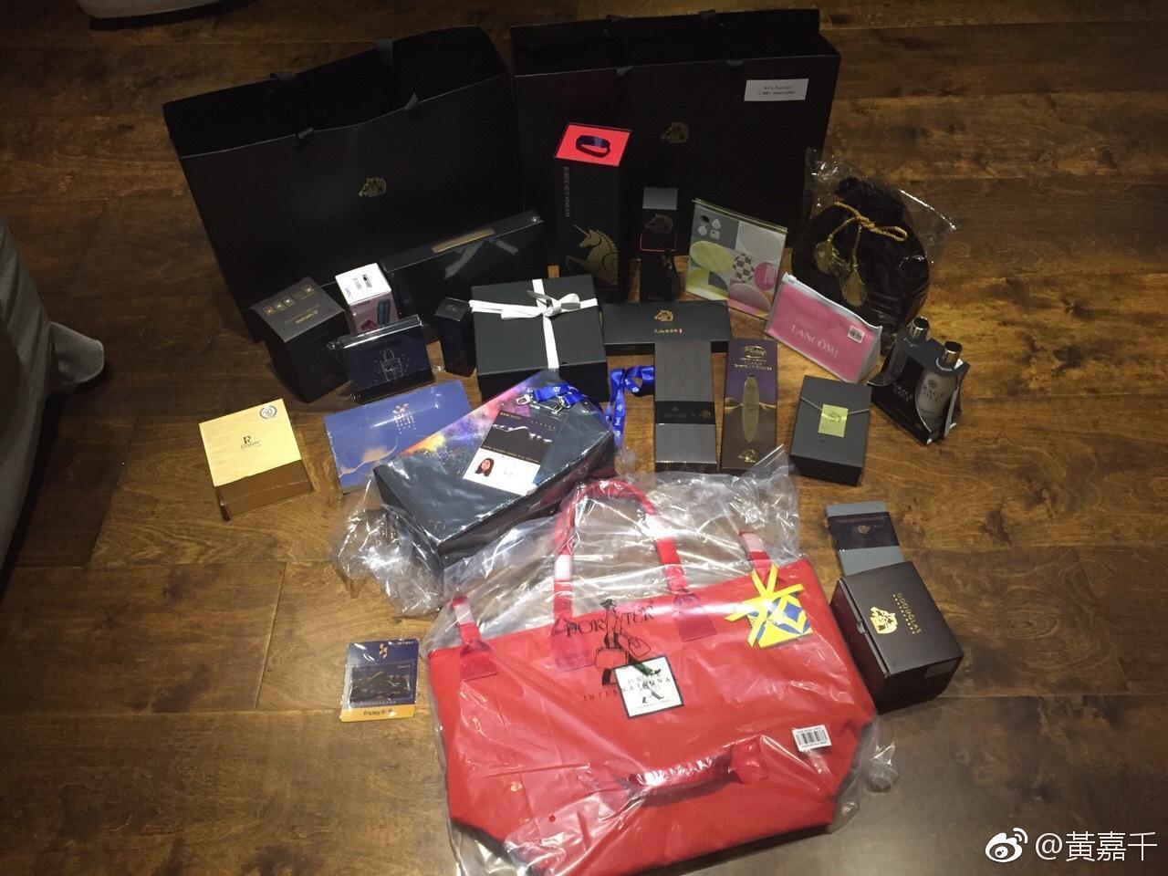 黃嘉千在微博曾貼出金馬禮品的照片,她對禮品愛不釋手,強調自己只求能再入圍拿禮物就好,不得獎也沒關係。(翻攝自黃嘉千微博)