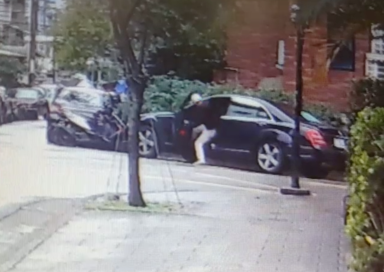 神態自若駕車的頭戴鴨舌帽男子。(警方提供)