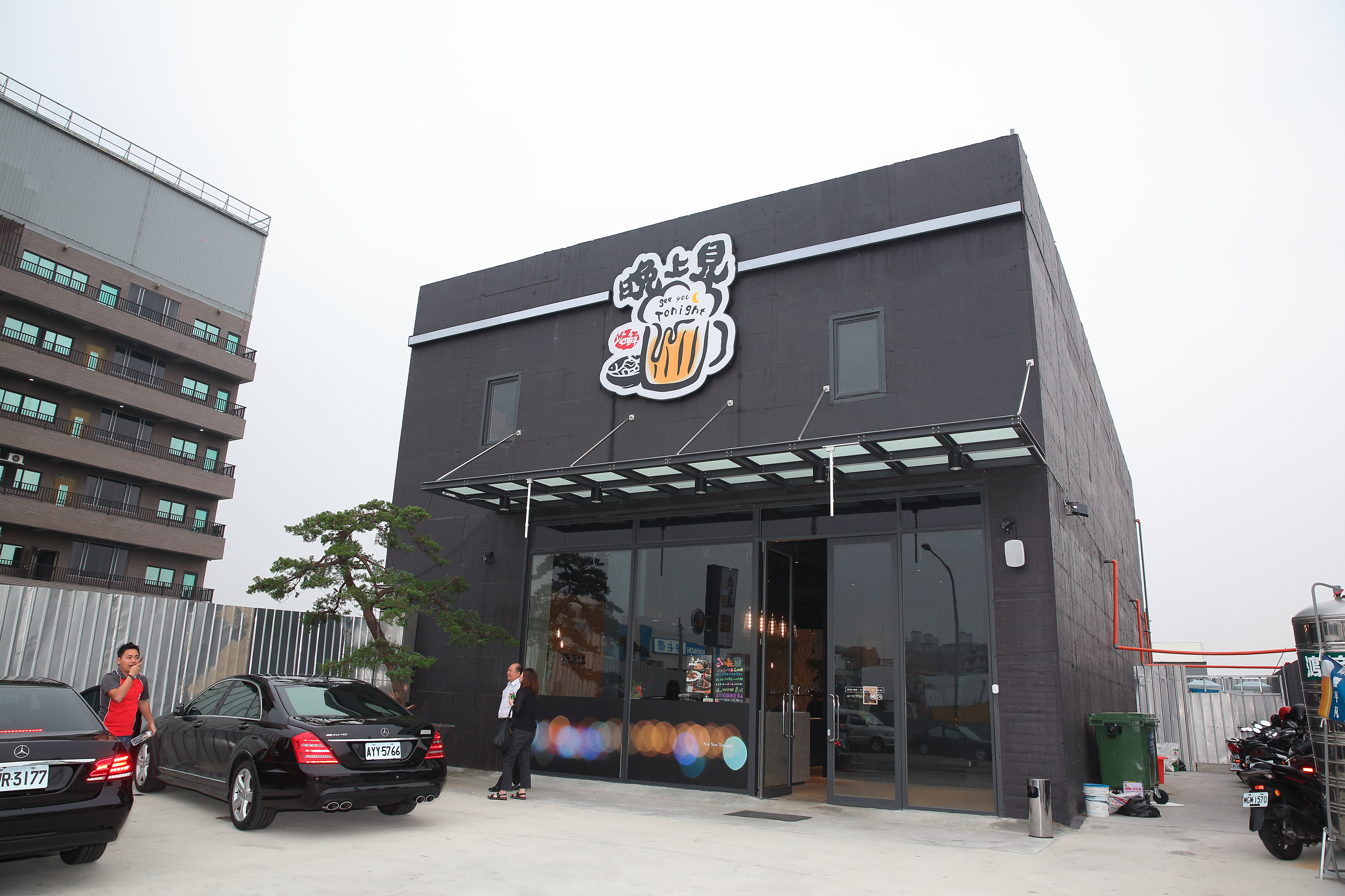 興龍機電總經理林永祥喜歡到「晚上見」報到，餐廳料理味美，價格實惠。