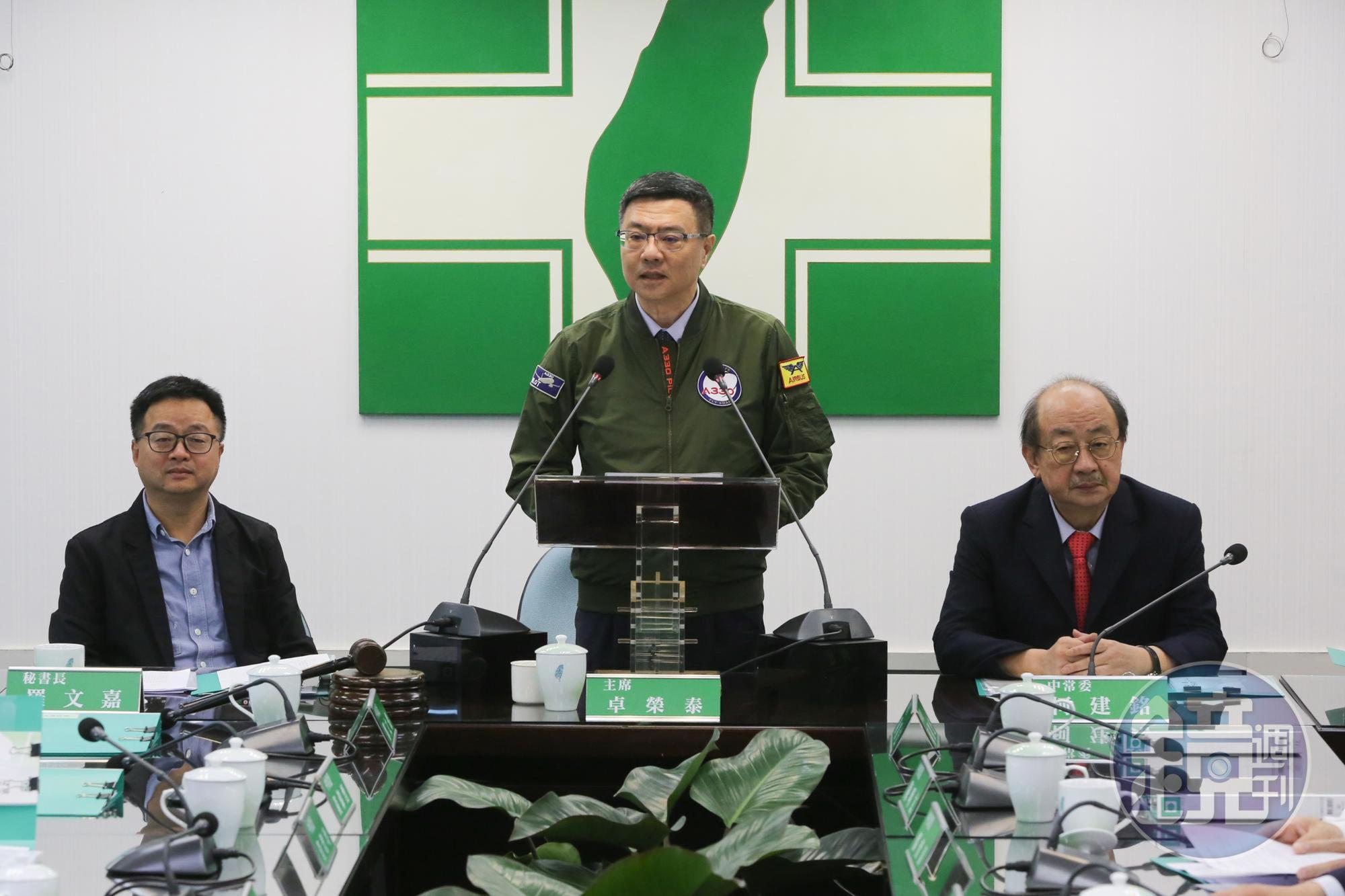 民進黨主席卓榮泰下午在民進黨中常會前特地發表聲明，呼籲黨內對總統初選的表態「到此為止」。