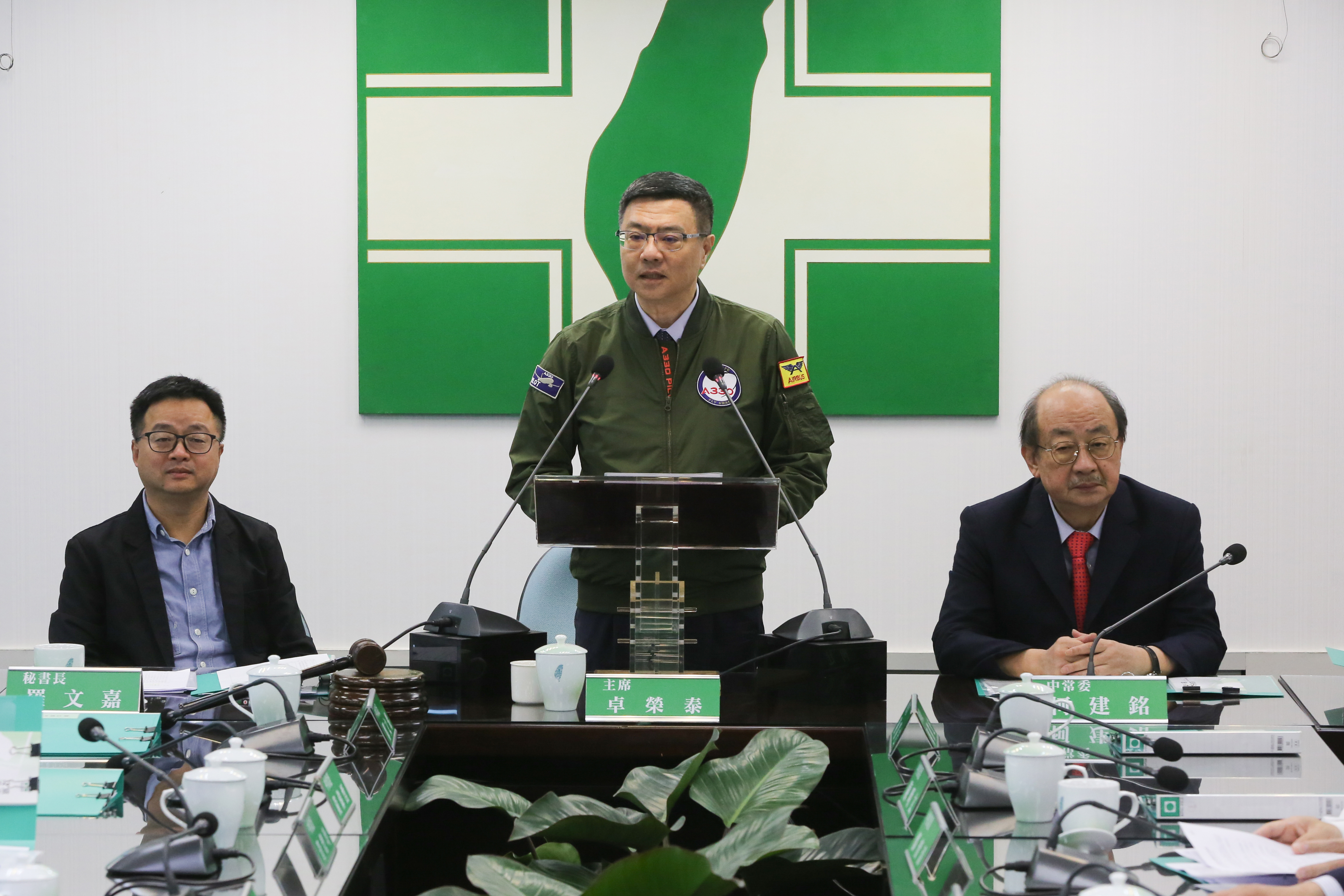 民進黨主席卓榮泰下午在民進黨中常會前特地發表聲明，呼籲黨內對總統初選的表態「到此為止」。