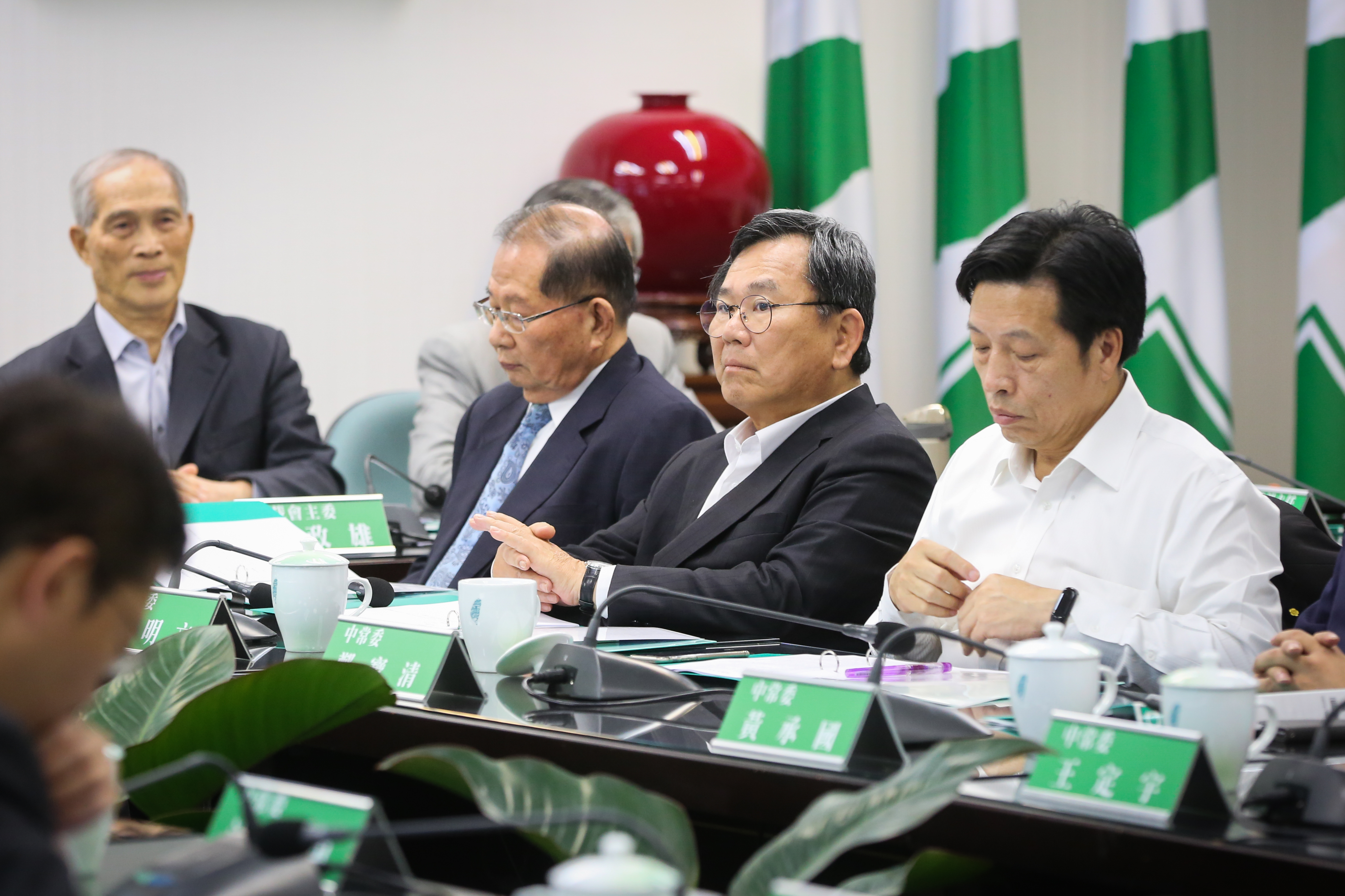 發起挺蔡英文連署的民進黨立委陳明文(右2)今也出席中常會。