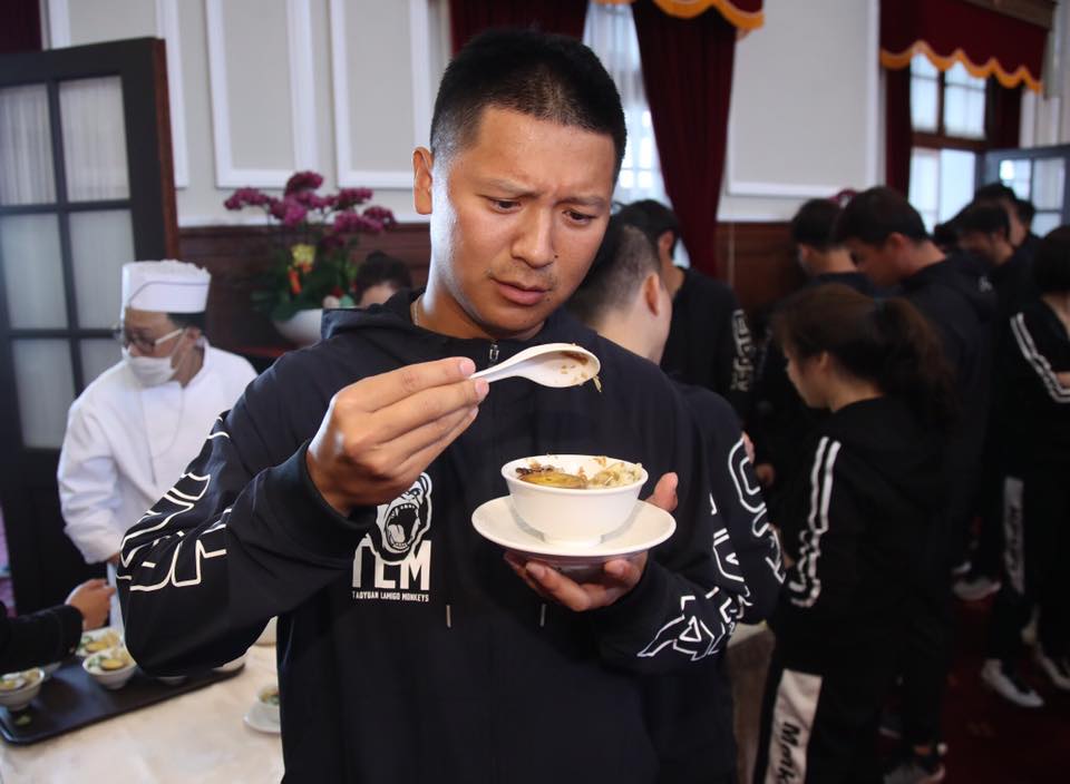 Lamigo守護神「鄉長」陳禹勳日前在臉書邀請總統吃滷肉飯，因此蔡英文也特地招待與會貴賓吃滷肉飯。（翻攝自Lamigo Monkeys臉書）