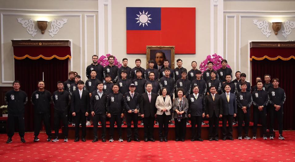 總統蔡英文今（20日）接見中華職棒去年總冠軍Lamigo桃猿隊，表示國家對棒球運動的重視。（翻攝自Lamigo Monkeys臉書）