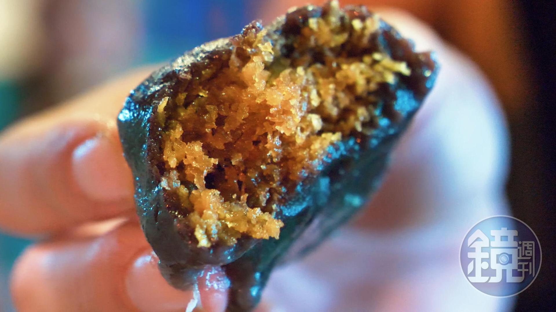 內餡包裹摻著糖粒的椰子絲,香甜卻不膩口。