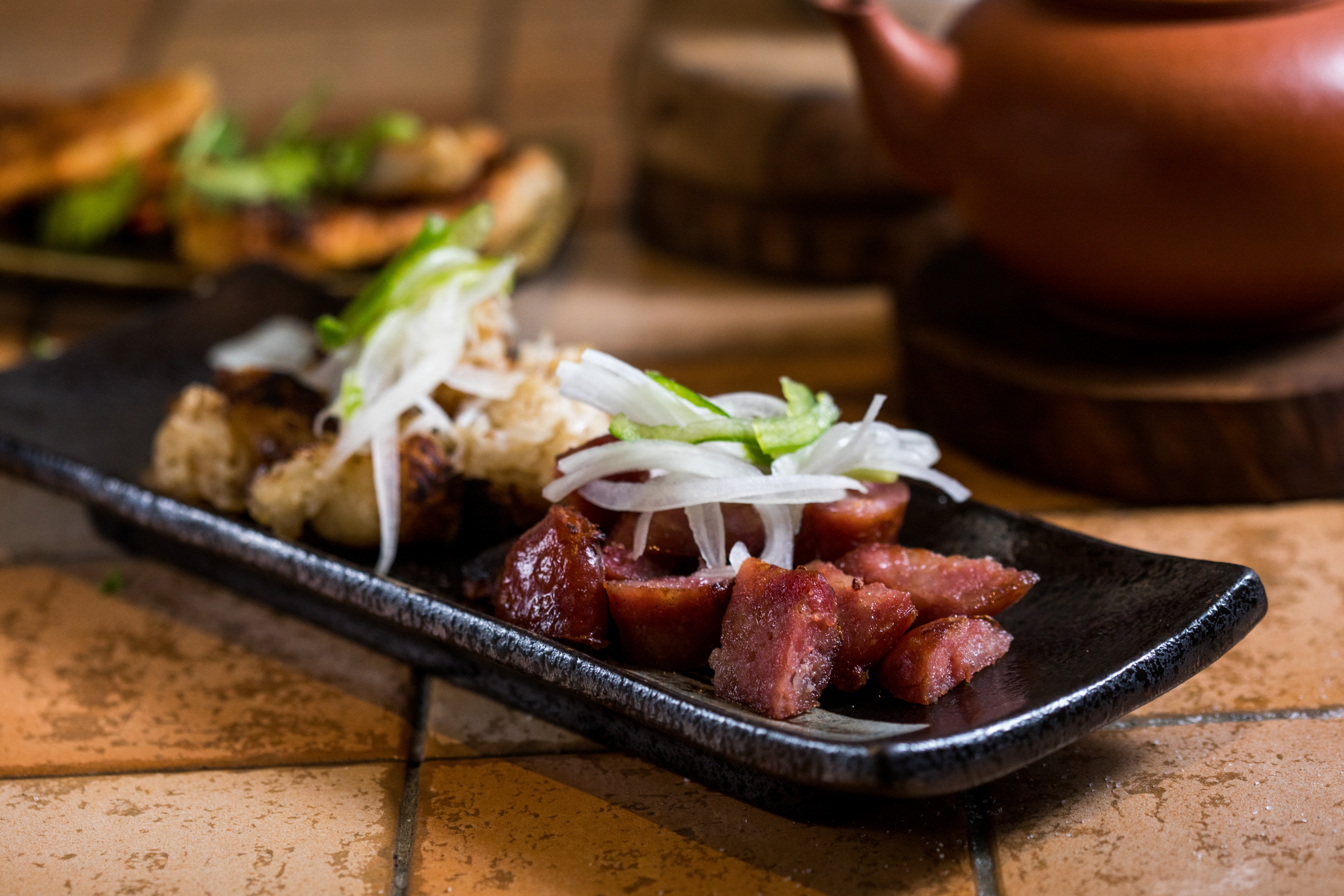 「米腸加香腸」是招牌扛壩子，每桌必點。（220元／份）