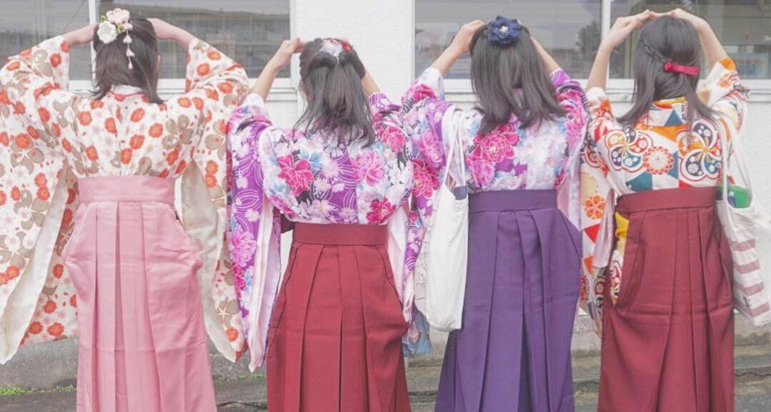 日本小學生穿袴裝出席畢業典禮，近年來蔚為風潮。（翻攝推特）