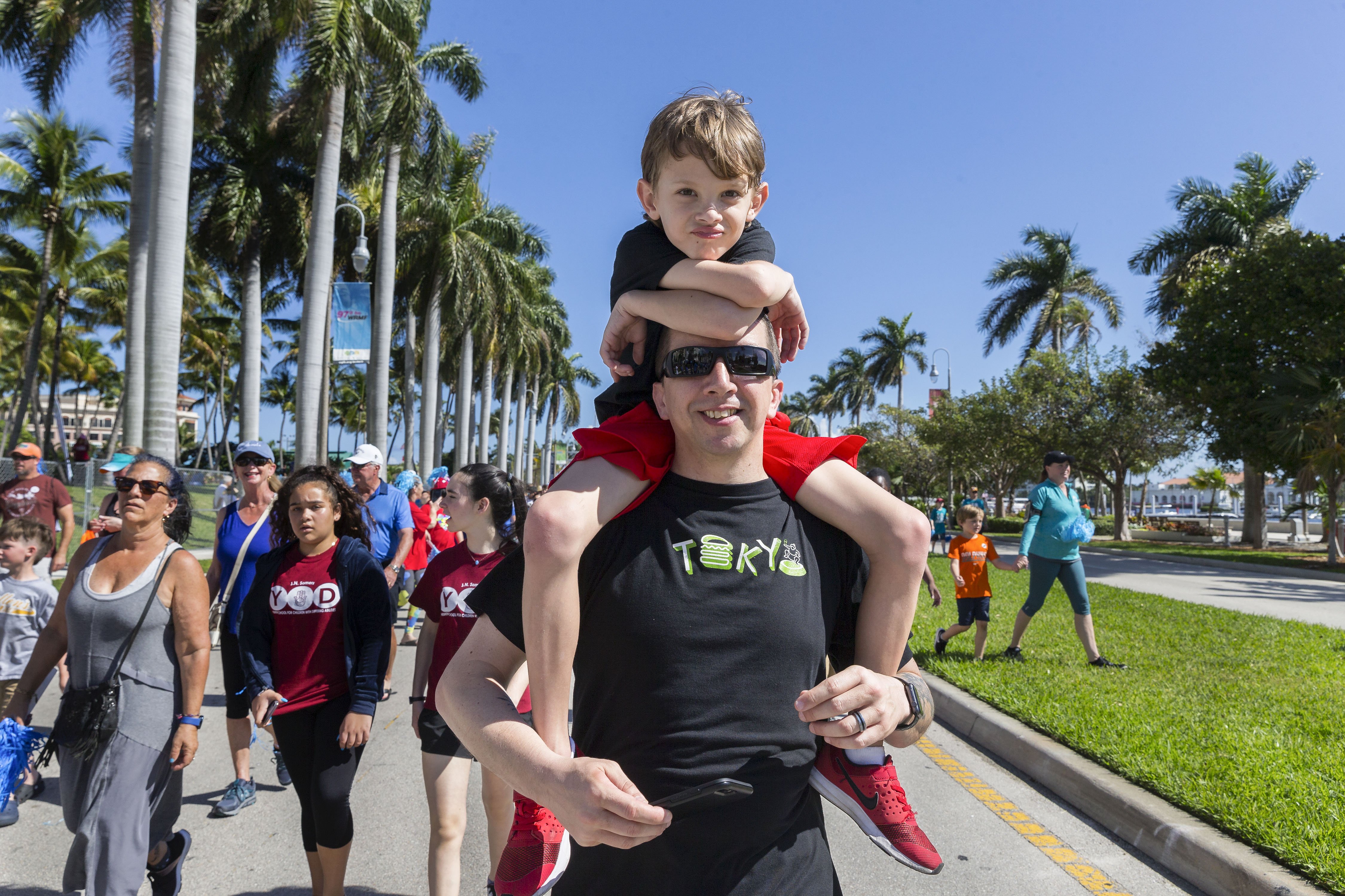 佛州棕櫚灘3月3日自閉症募款健走活動募得了30萬美元。（東方IC）