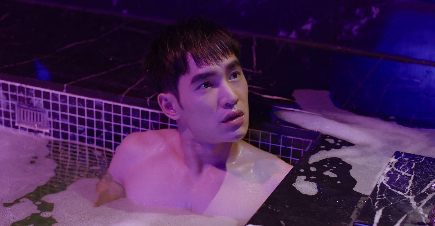 張書豪在汽車旅館泡湯，秀出半裸胸肌。（歐銻銻娛樂提供）