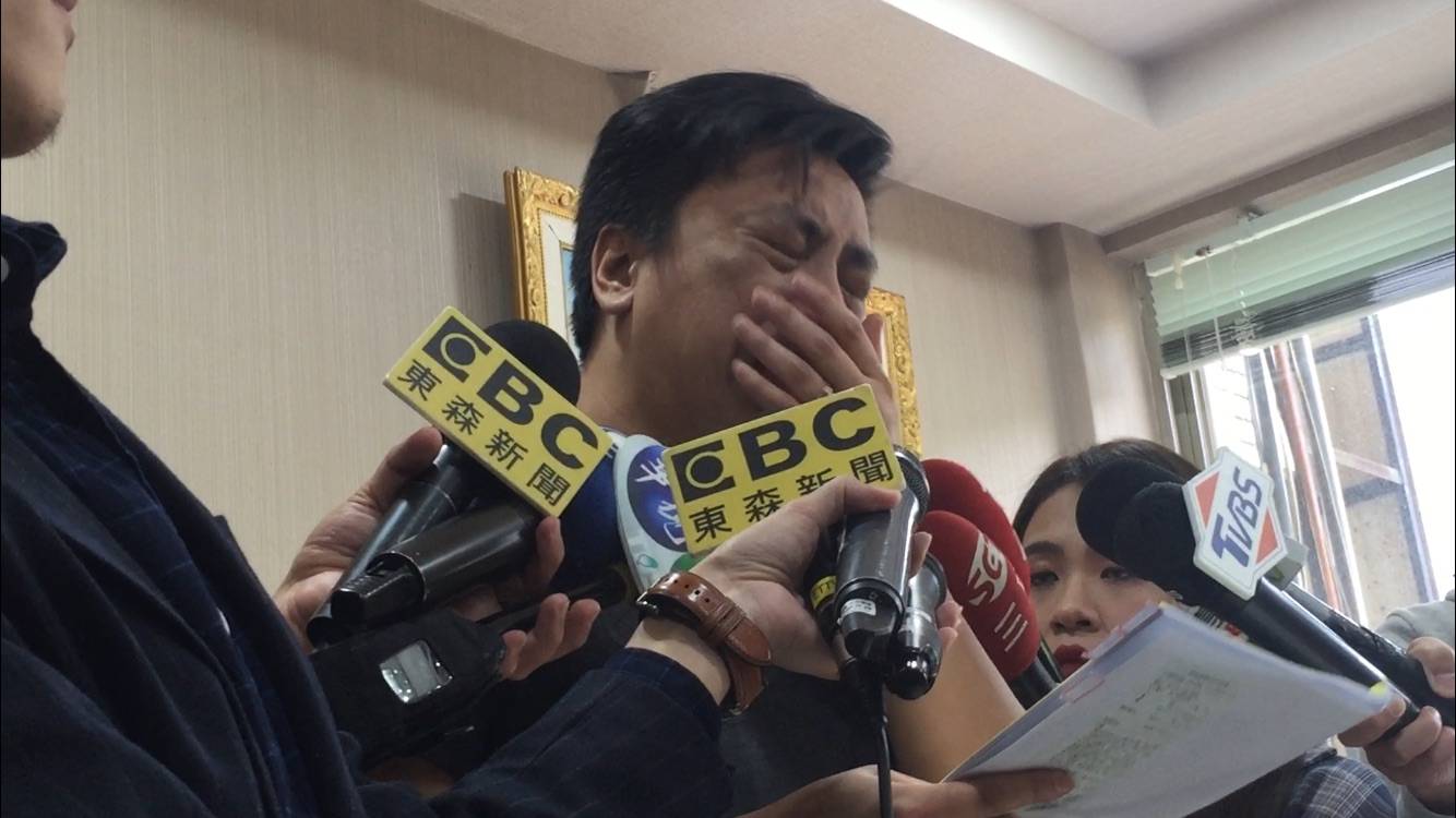 張書維在記者會現場痛哭失聲，還多次公布被害人姓名。