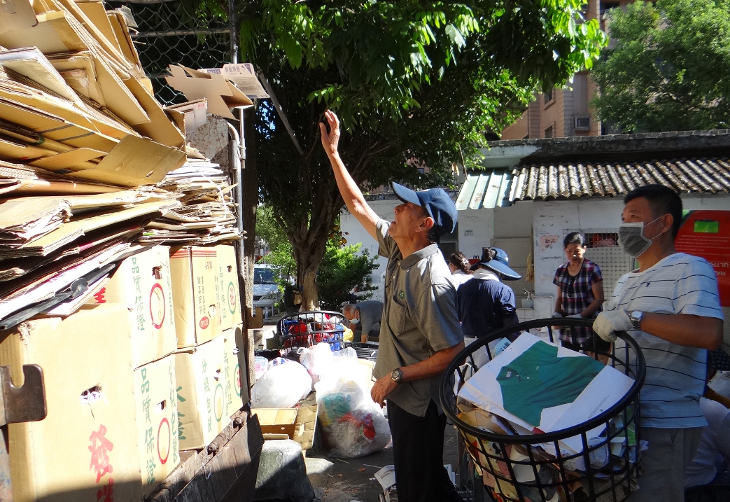 93歲的蔣伯伯平時特別喜歡做環保「救地球」，還分享自身體驗「做志工以後，身心變好了！」（慈濟基金會提供）