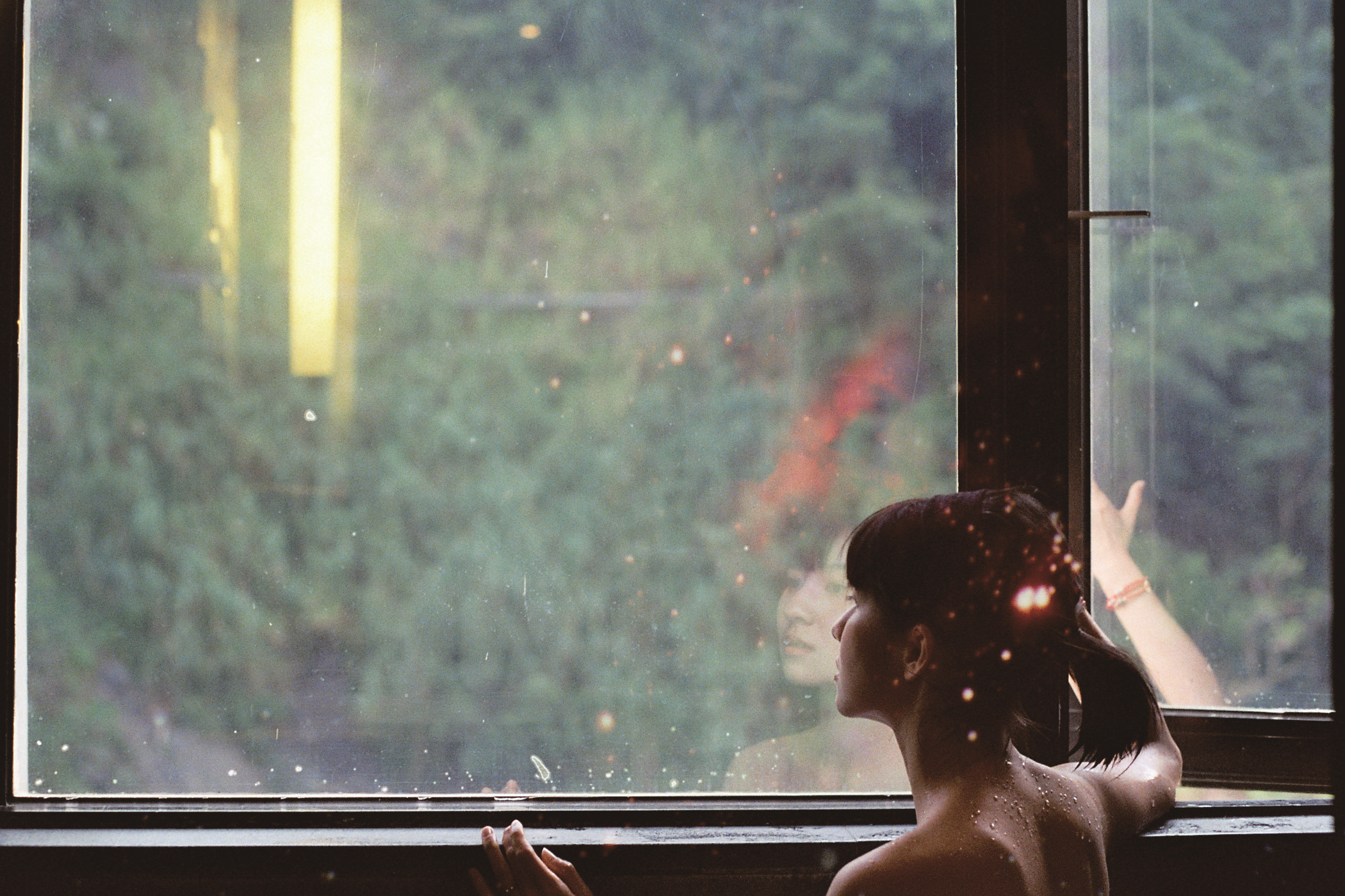 連俞涵因為非常喜歡好友在兩人泡溫泉時拍攝的照片，因而主動邀請對方擔任這次寫真書的攝影師。（凱特文化）