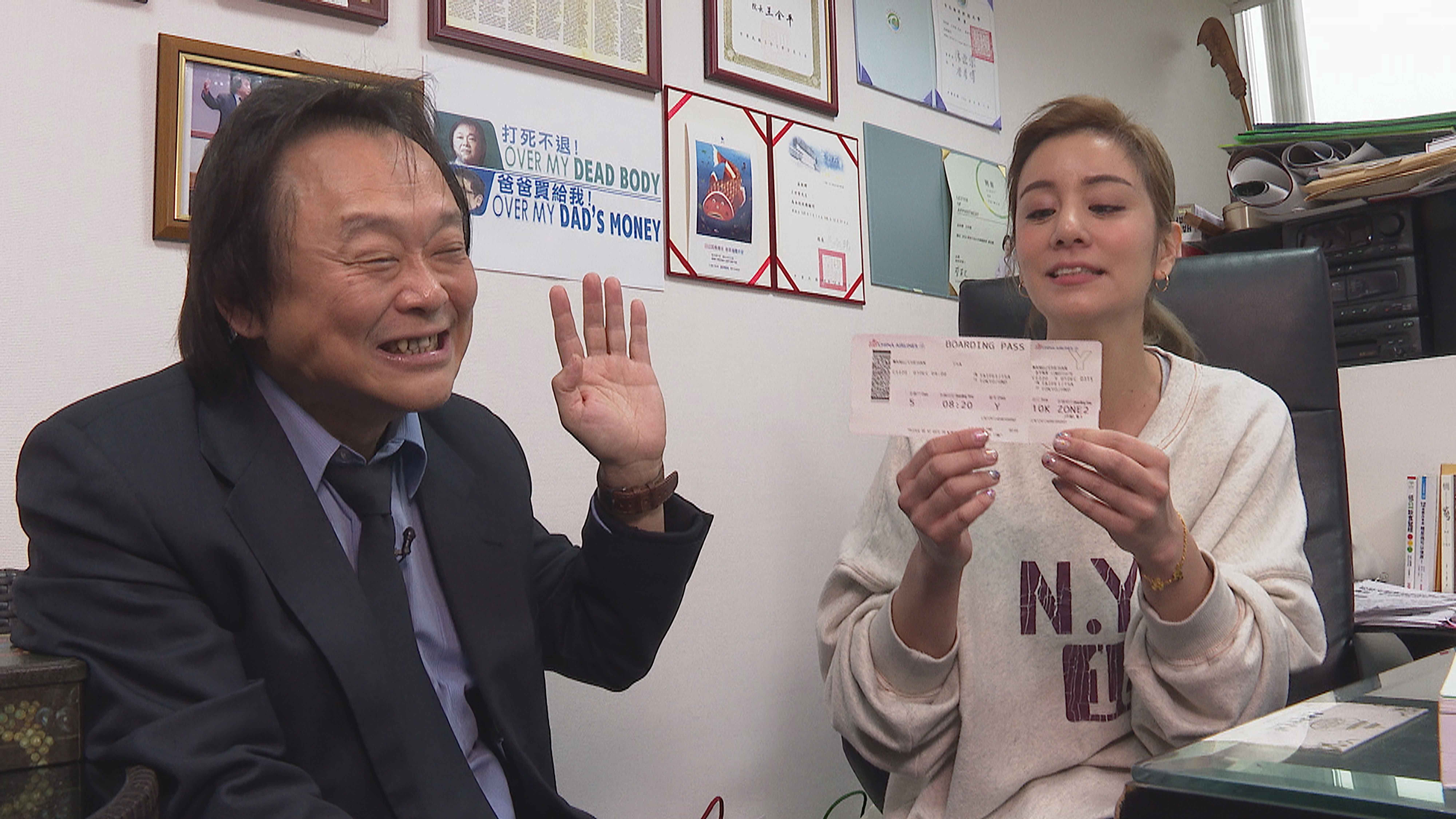 莎莎發現王世堅辦公室抽屜留有日本機票票根，犀利搞笑提問「是跟小三一起去的嗎？」王世堅趕緊發誓澄清。（TVBS提供）