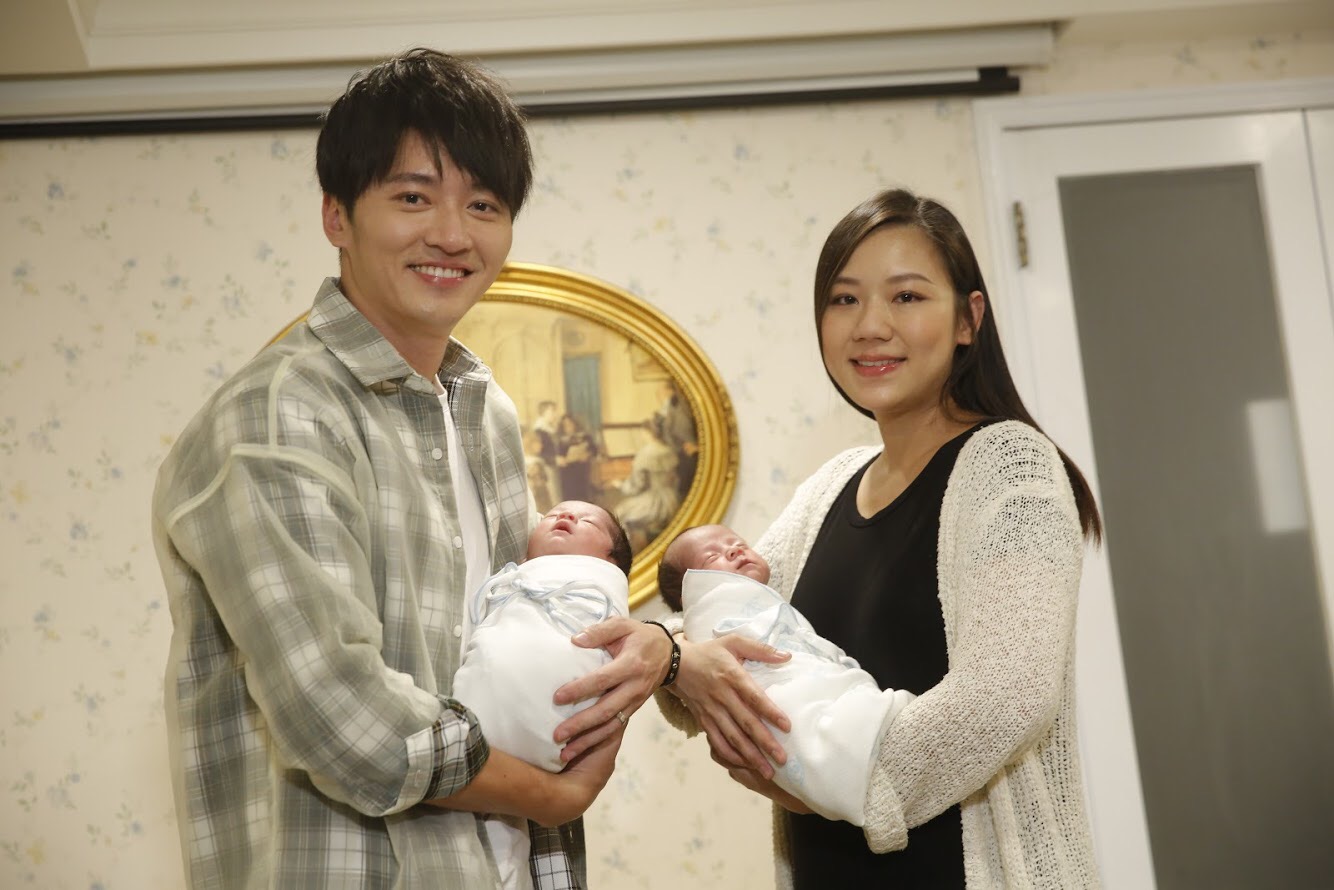 馬俊麟與老婆今天在月子中心讓一對雙胞胎兒子亮相。