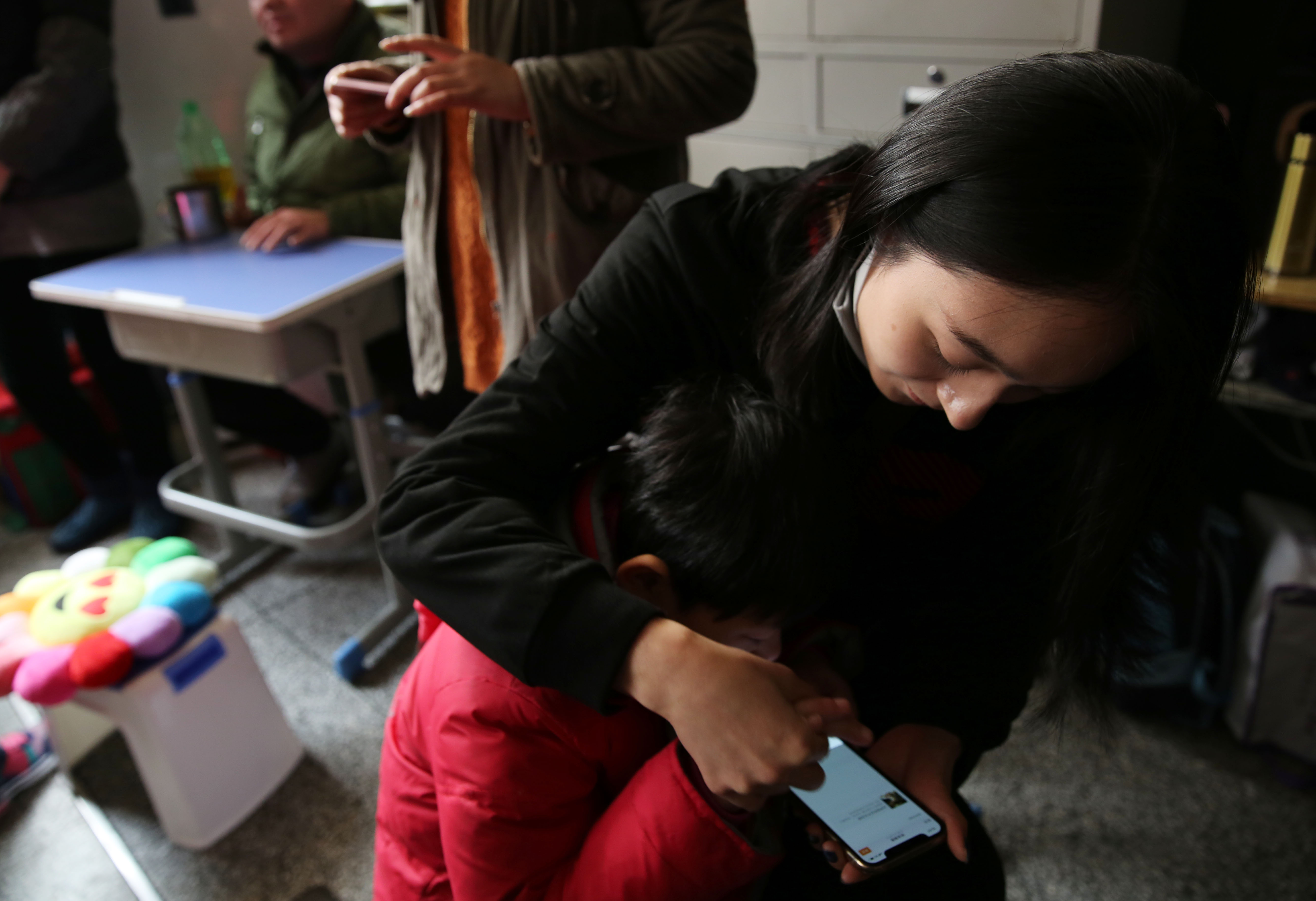 中國一名年輕媽媽因為長時間熬夜玩手機而猝死，被發現時雙眼還緊盯著手機。（東方IC）