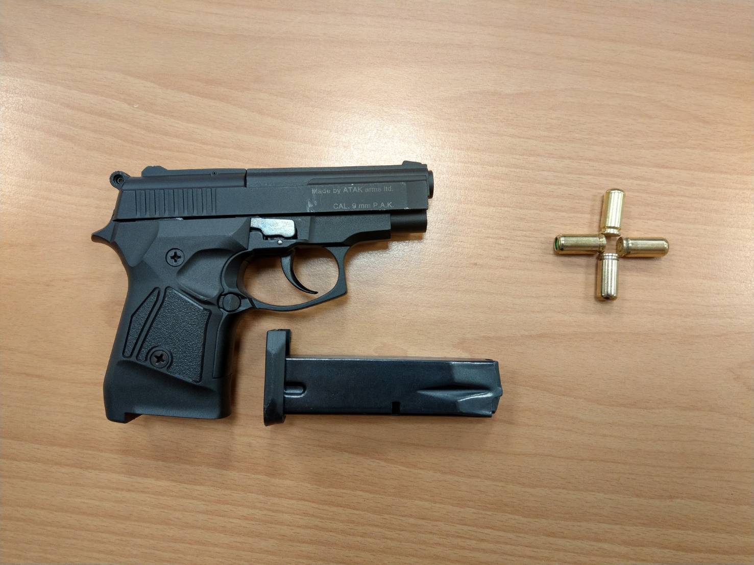 鬧事張姓酒客所持的zoraida 914 道具槍。（警方提供）