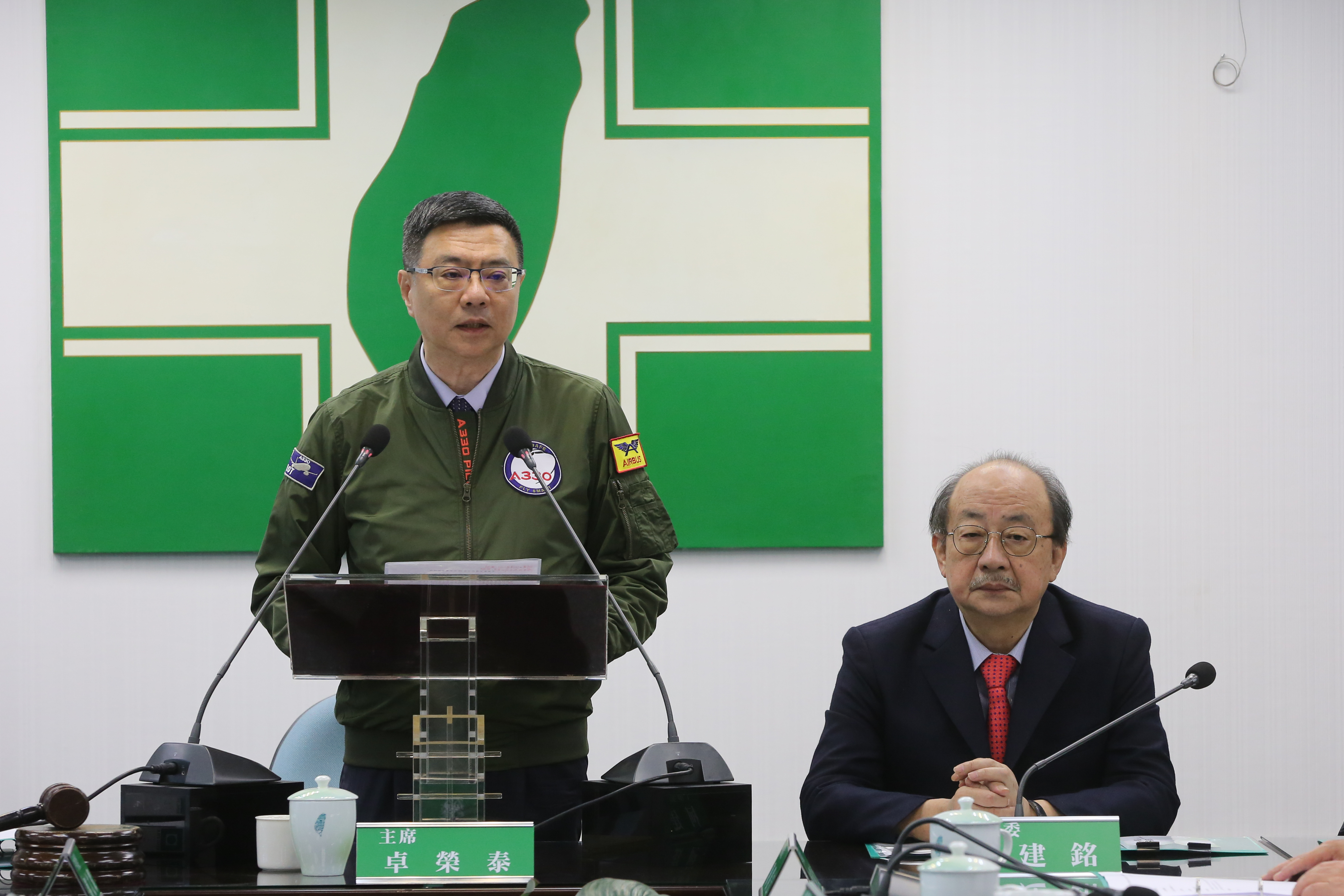 民進黨主席卓榮泰今在中常會主動拋出總統黨內初選協調期延後的議題。