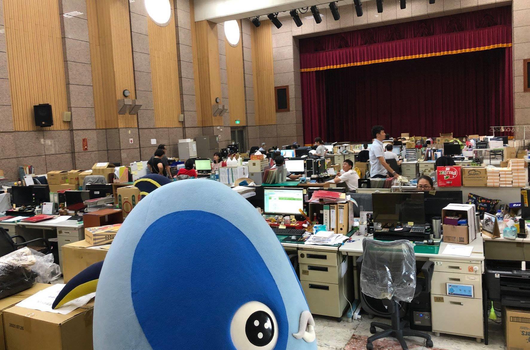 韓國瑜將辦公地點從四維改到鳳山,因不滿原本辦公室,與海洋局交換空間,卻讓近百名公務員在等待整修期,必須擠在大禮堂辦公。(圖取自煥然一新 簡煥宗臉書)