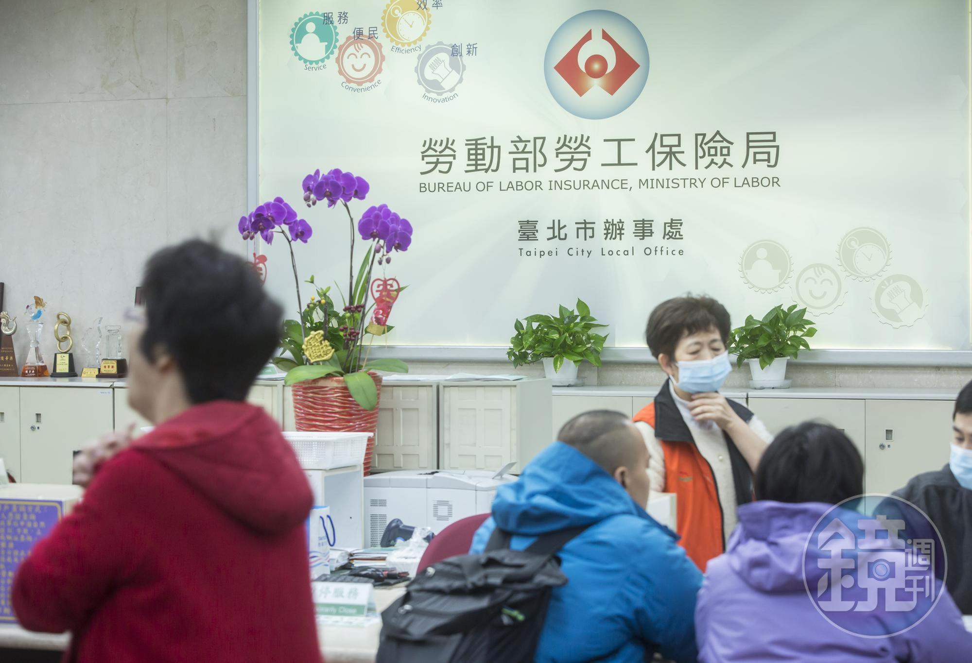 雖然勞保年改還沒立法通過，但多繳保費、延後退休，已經是現在進行式。