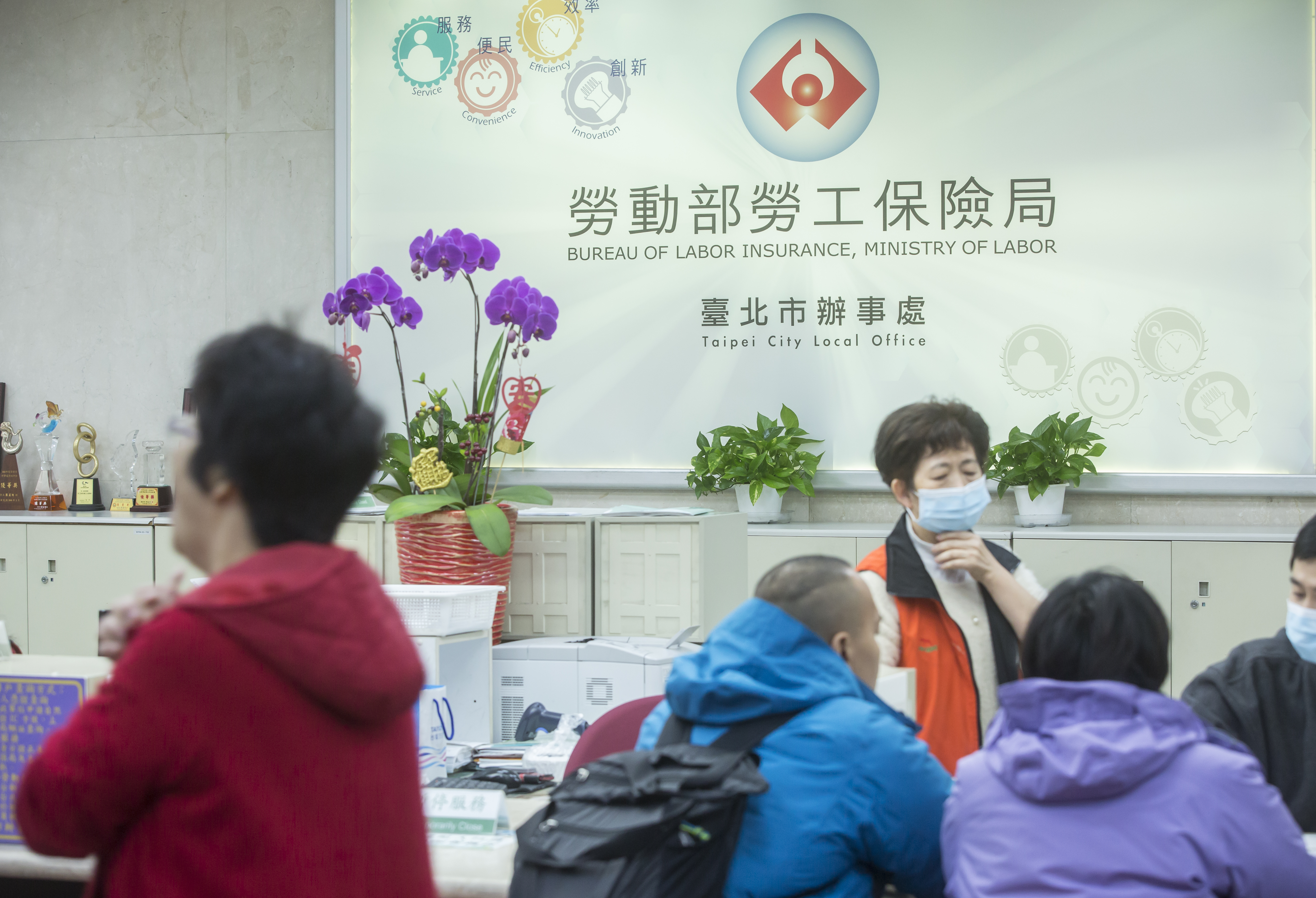 雖然勞保年改還沒立法通過，但多繳保費、延後退休，已經是現在進行式。