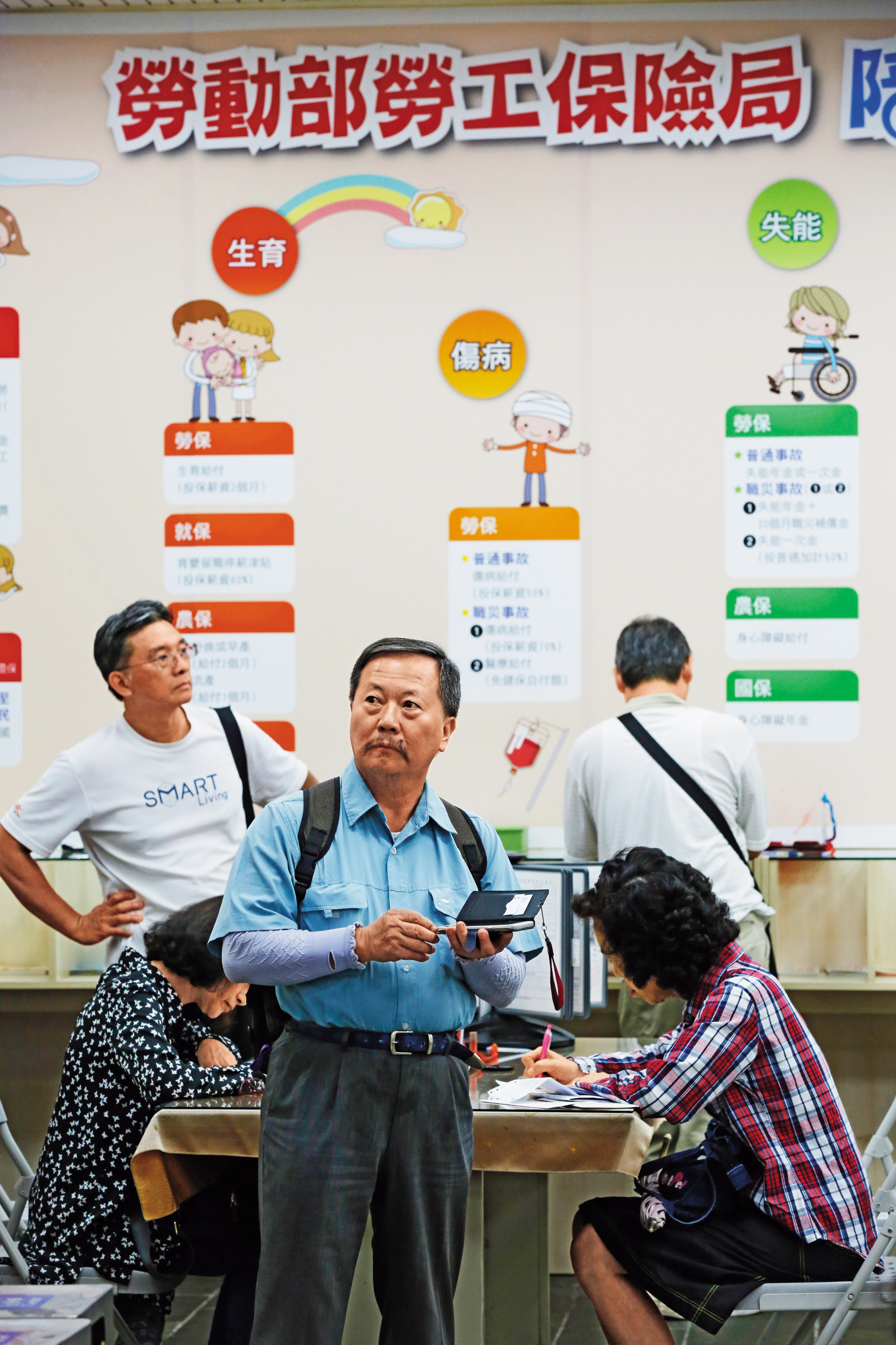 為提早請領老年給付而退保勞保，將失去失能、喪葬給付權益。