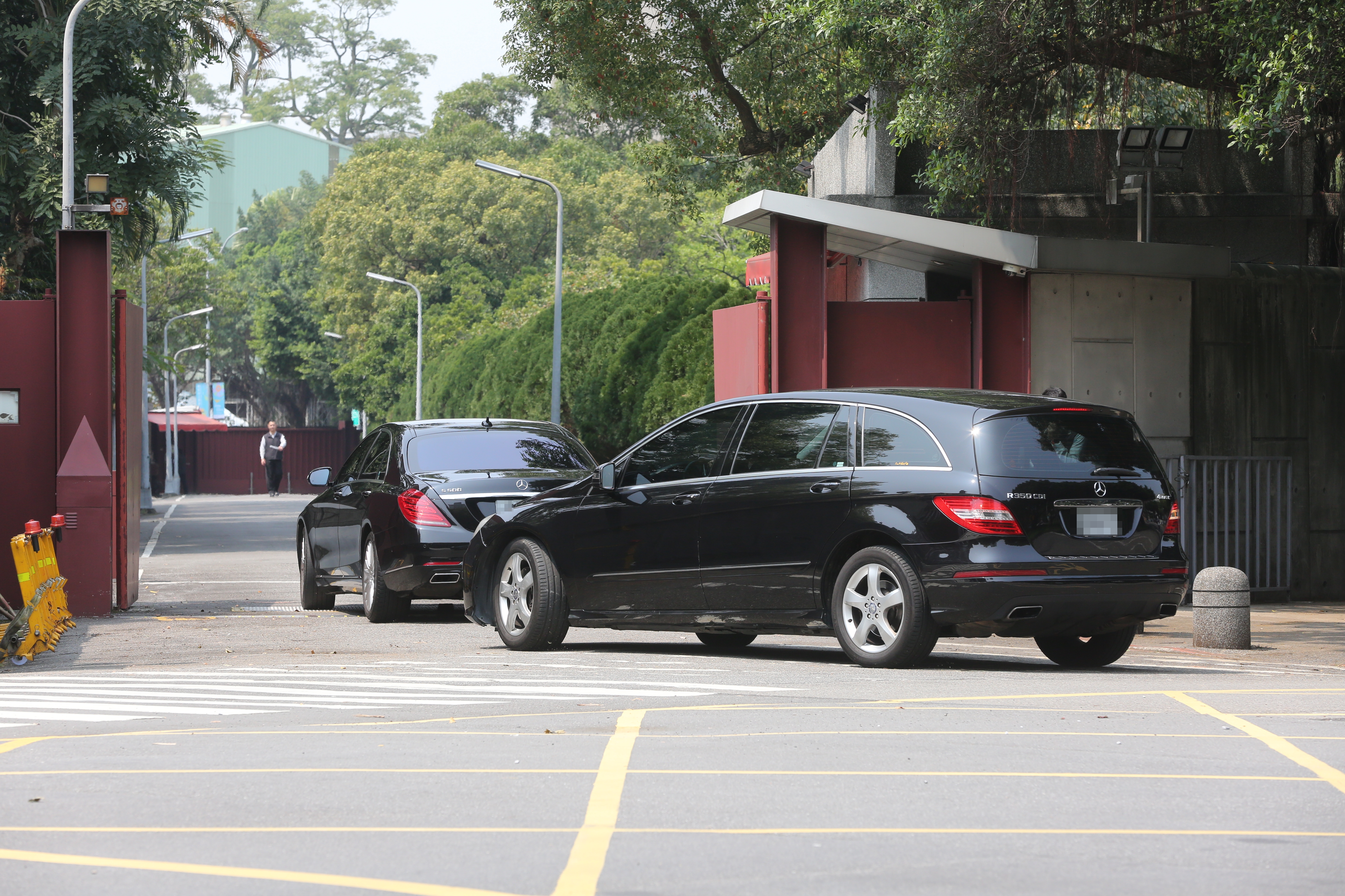 本刊直擊民進黨團總召柯建銘、中常委陳勝宏等人的座車於中午11時13分時駛入總統官邸。
