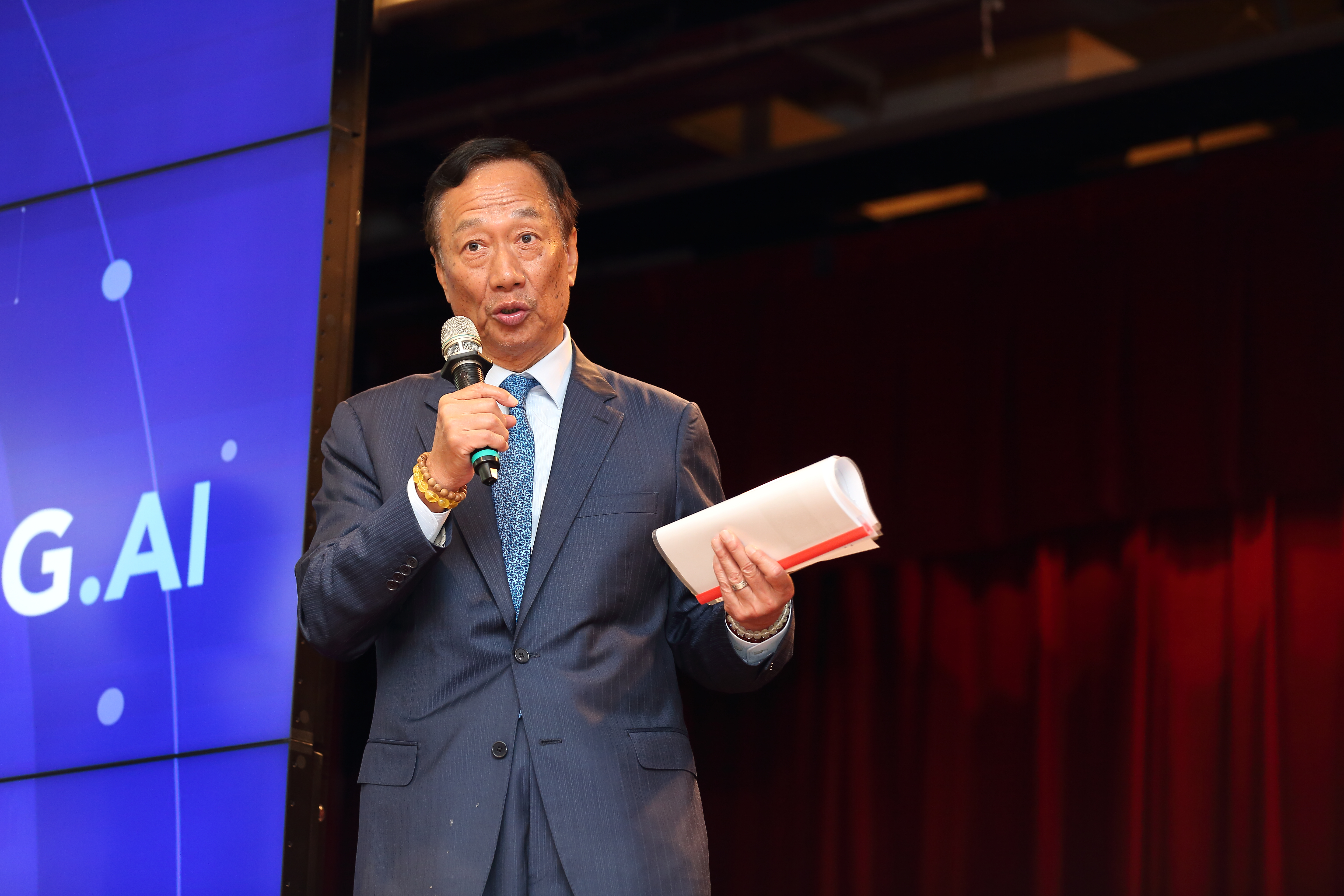 郭董投資高雄一事遭政論節目抹紅，今爆氣發聲明駁斥。