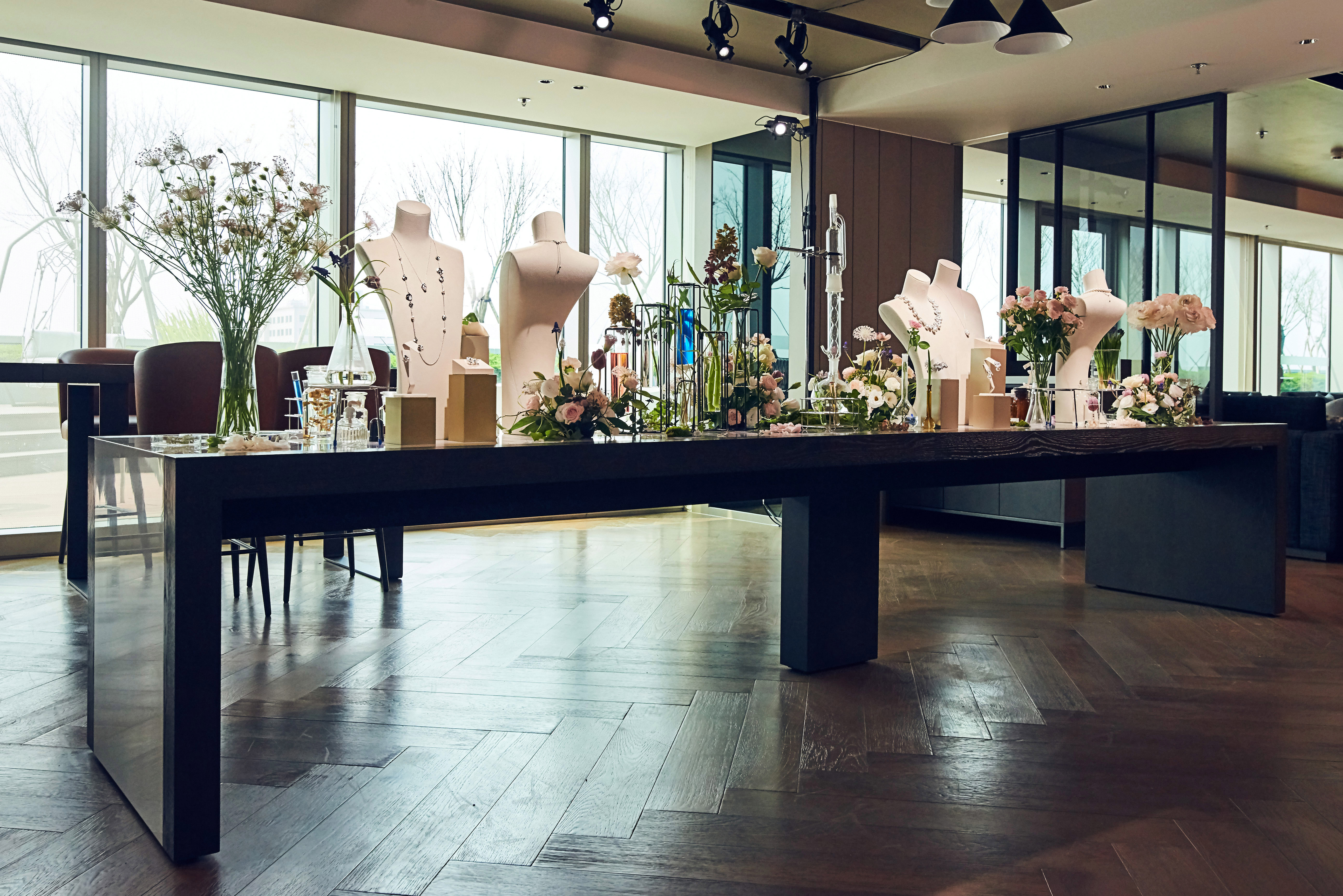 MIKIMOTO以科學實驗室風格展示全新Les Pétales Place Vendôme作品。（MIKIMOTO提供） 