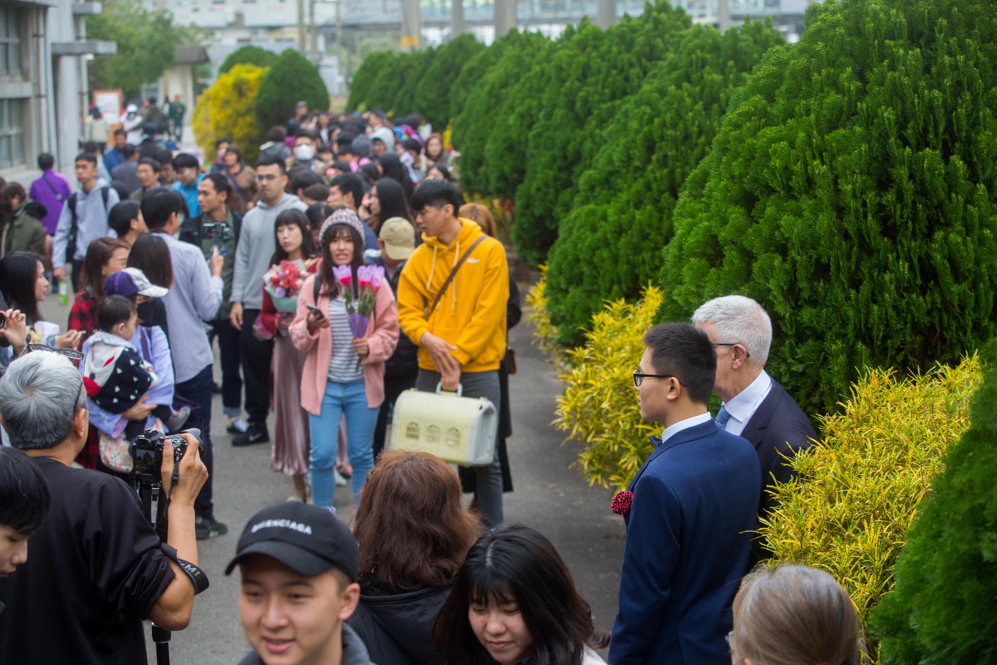 2月16日來到苗栗鐵道文物館的人數超乎意料得多,趙守泉和Andi光是接過獻花,就花了兩小時。
