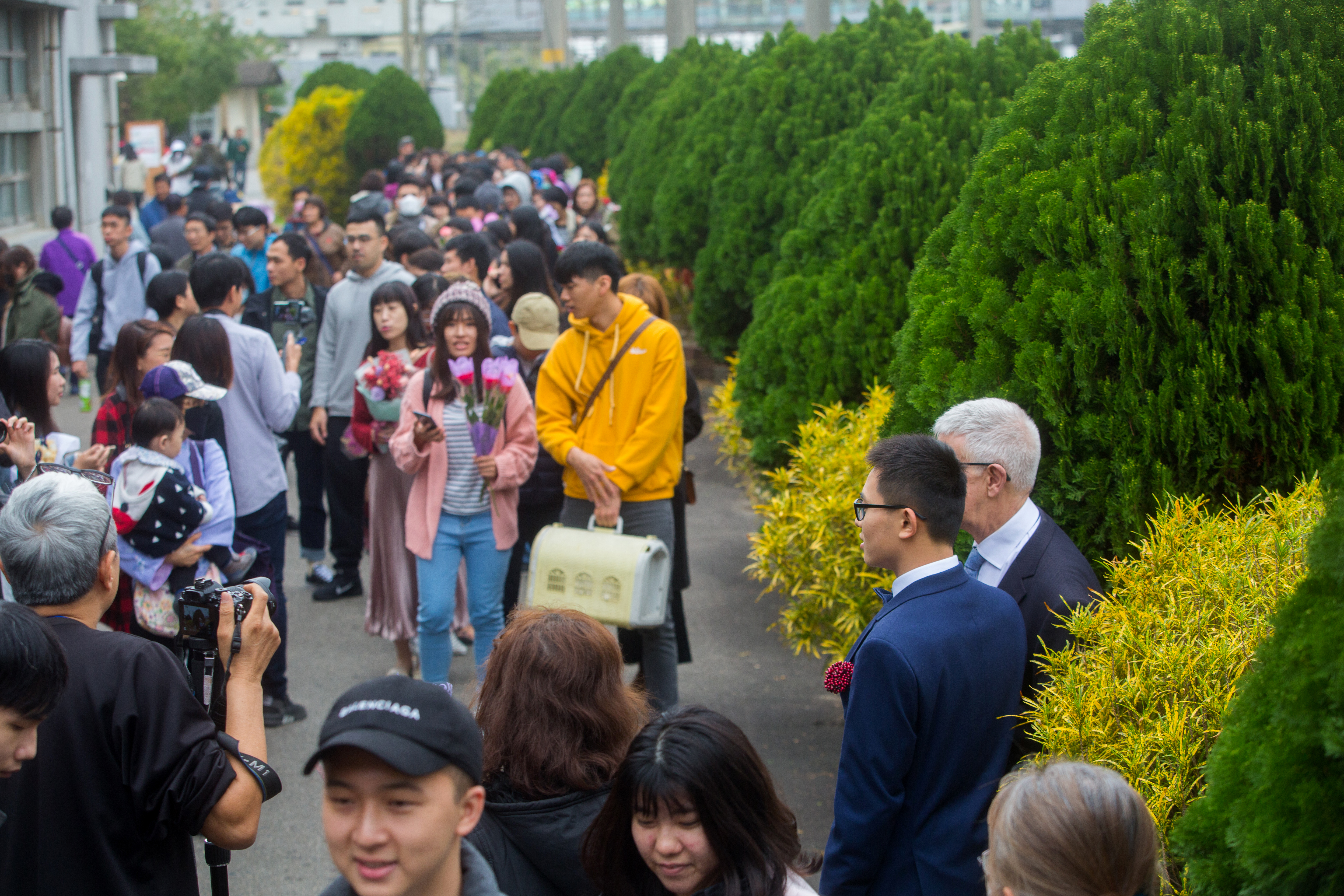 2月16日來到苗栗鐵道文物館的人數超乎意料得多，趙守泉和Andi光是接過獻花，就花了兩小時。