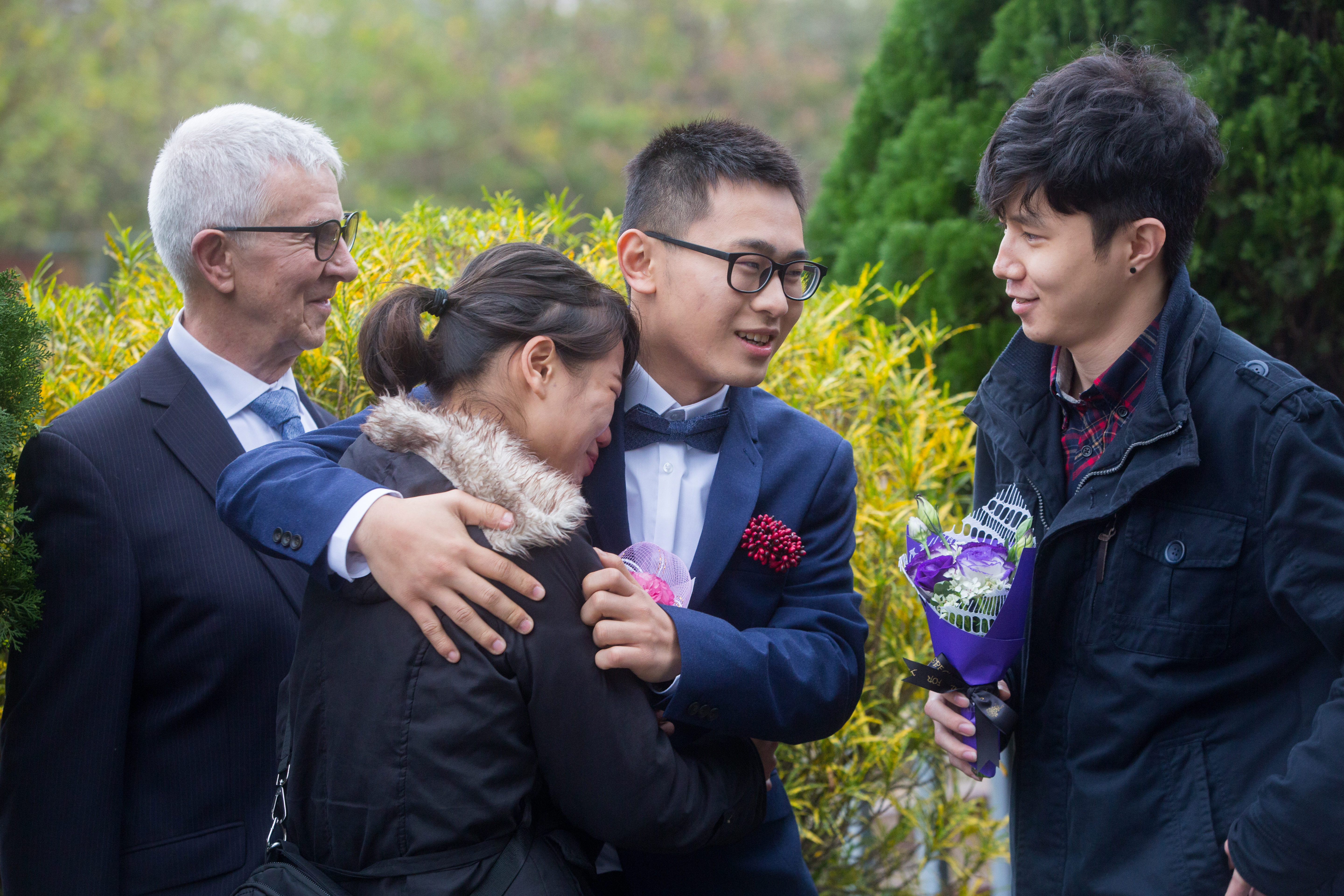 近300人來自台北、桃園、台中、彰化等全台各地，大家都帶了花，為新人獻上祝福。