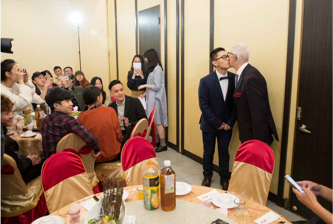 台英跨國同志婚禮，新郎趙守泉和Andi Goodier交換了誓言和戒指後，成為夫夫。