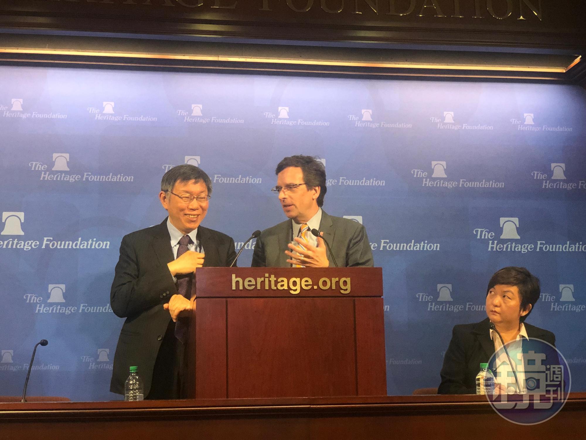柯文哲在傳統基金會的演講,由基金會亞洲研究中心主任羅曼(中)主持。