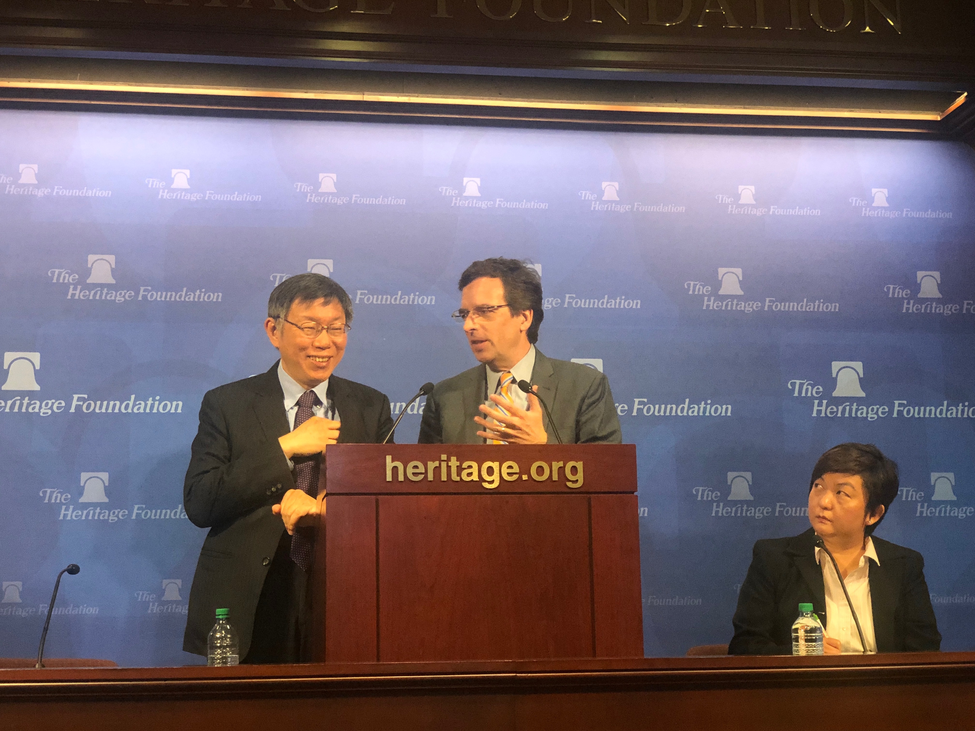柯文哲在傳統基金會的演講，由基金會亞洲研究中心主任羅曼（中）主持。