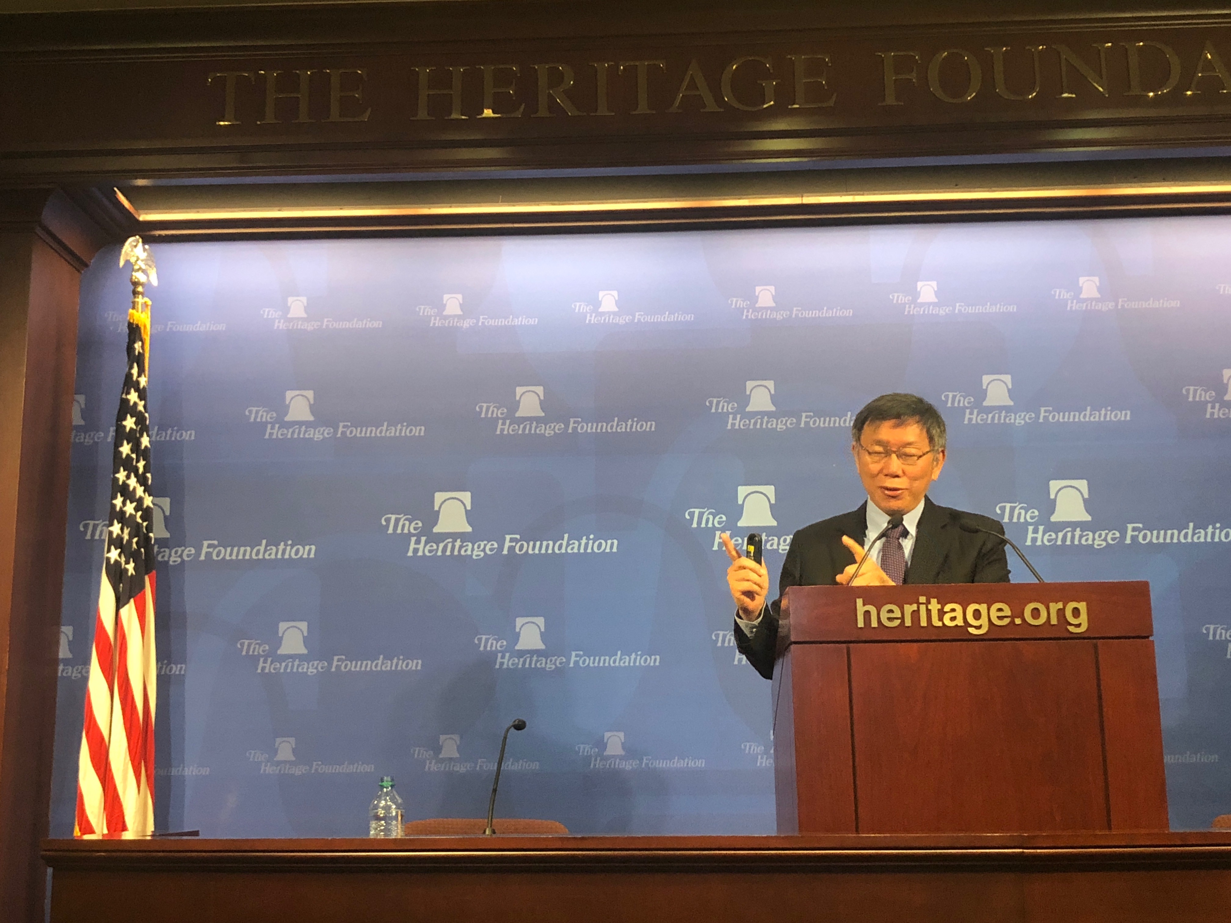 柯文哲認為，兩岸應該要開始對話、重新建立互信。