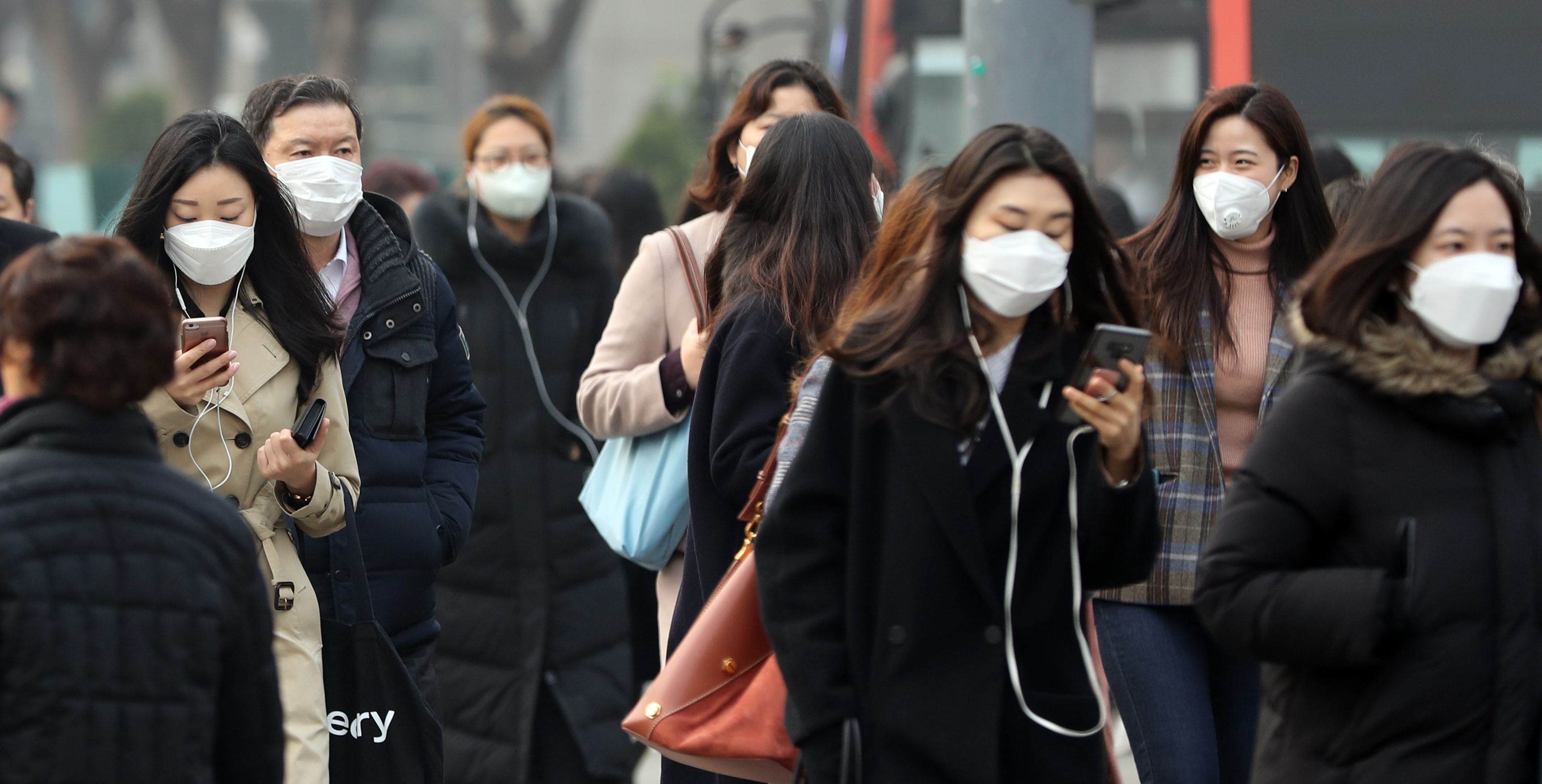 霧霾讓首爾經濟損失慘重，口罩已成外出必備。（東方IC）