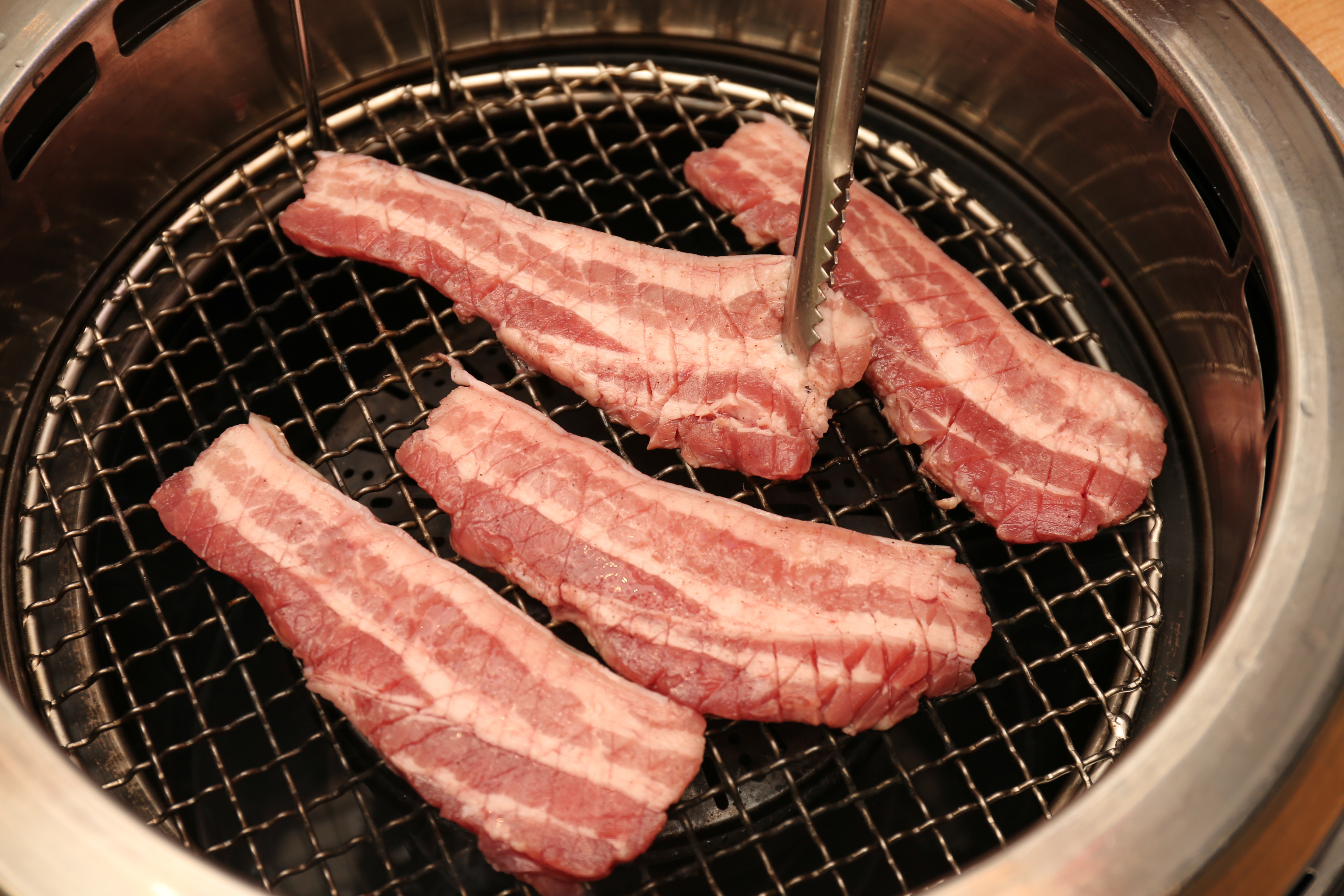 韓國人相信油脂能清灰塵，每逢霧霾就要吃豬肉，烤肉店一位難求。（東方IC）