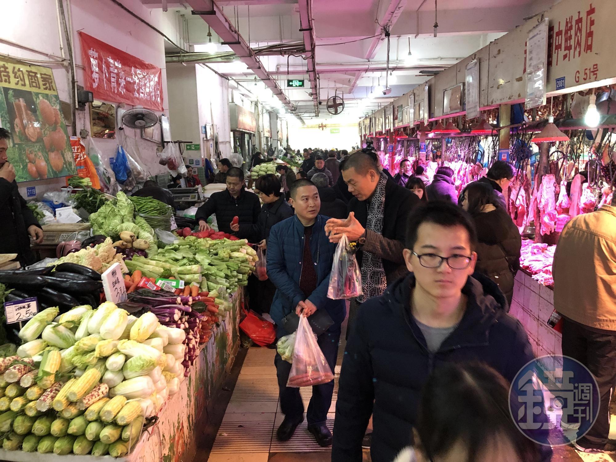 逛菜市場採買當令食材，是江振誠（右）與廊橋行政總廚李順洪（左）的每月功課。