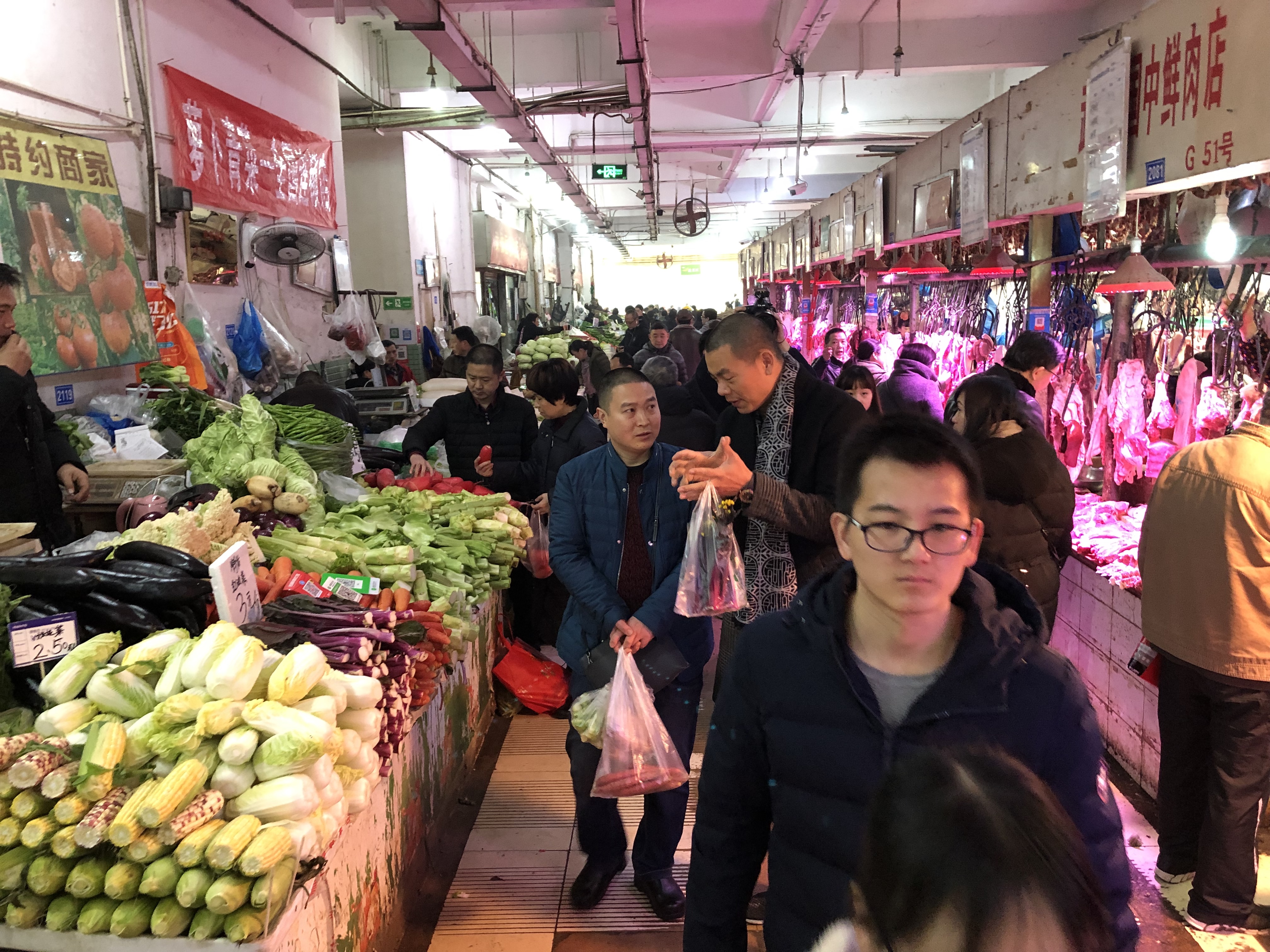 逛菜市場採買當令食材，是江振誠（右）與廊橋行政總廚李順洪（左）的每月功課。