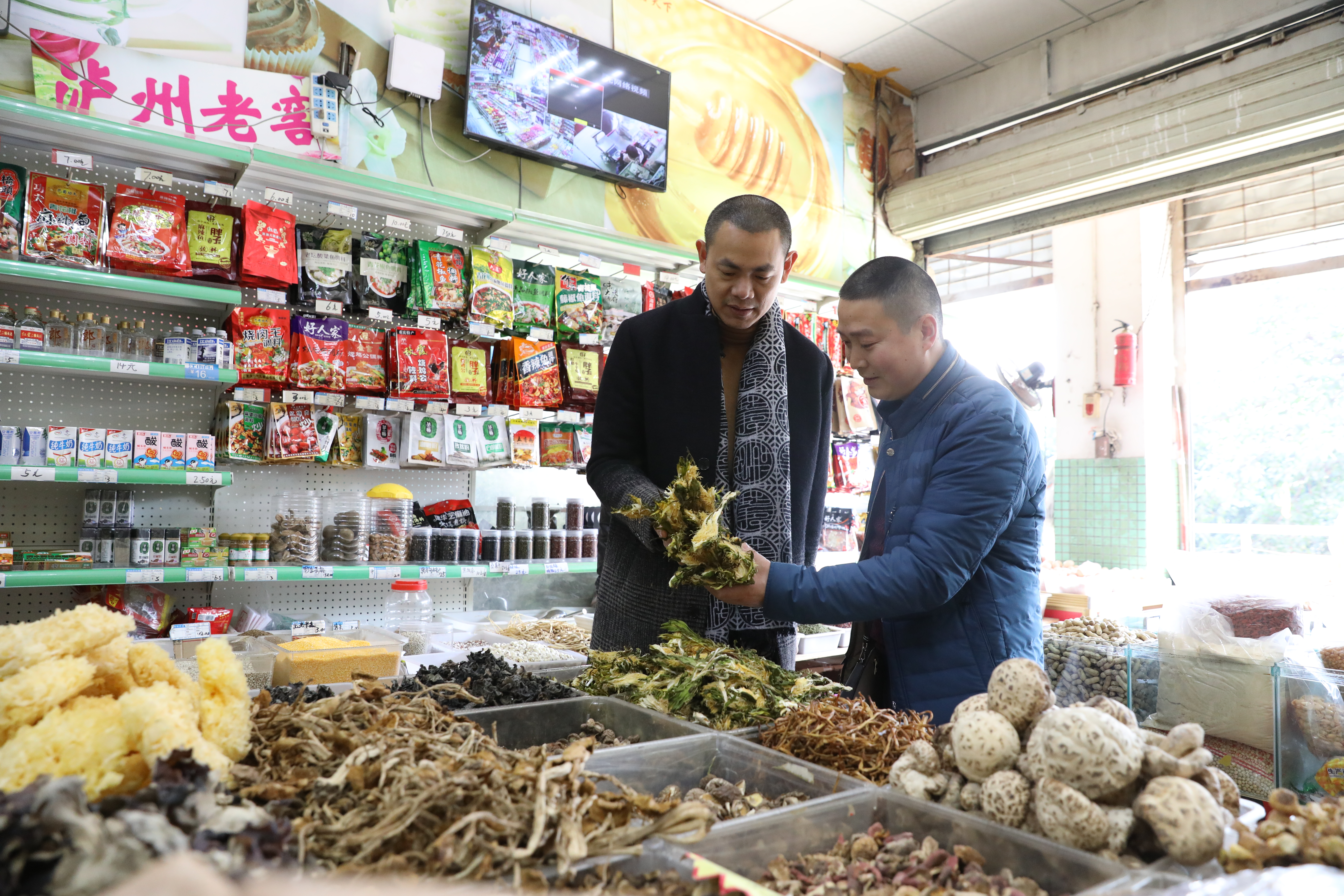 可以挖寶的乾貨店，也是江振誠與李順洪採買的重點之一。