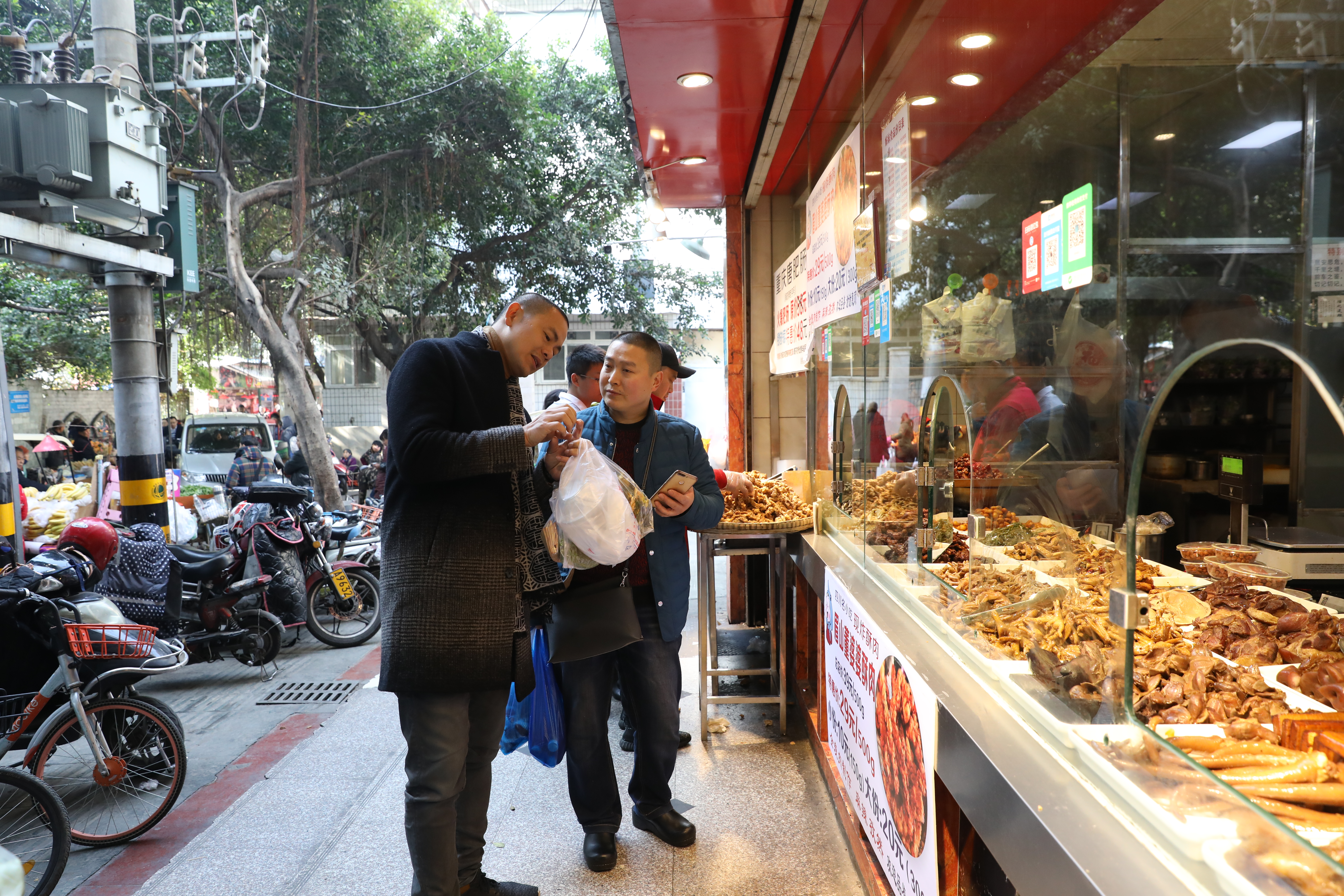 玉林菜市場附近的熟食店都有兩把刷子，江振誠也不忘買一些回去給同事打牙祭。