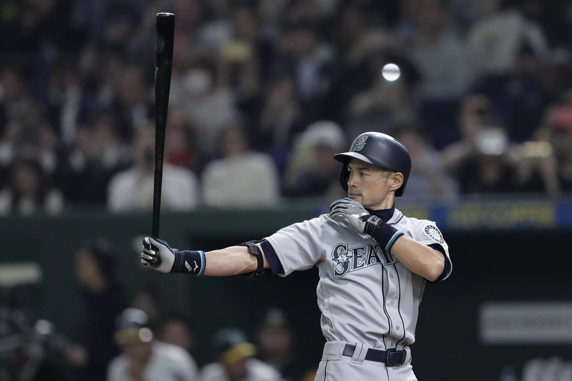 鈴木一朗2打席選到一次保送,4局下他提前退場,全場超過4.5萬球迷給予熱烈歡送掌聲。(東方IC)